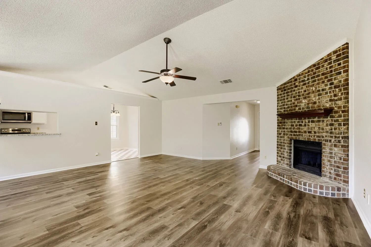 Single Family Residence For Sale in Tarrant County , 314 Sandlewood Lane, Euless, Texas 76039, 3 Bedroom, 2 Bathroom, 2 Garage spaces, 1,688 Sqft, built in 1984, mls#21330432, Real Estate Agent in Euless, Homes For Sale in Tarrant county, Homes For Sale in Euless, Realtor in Euless Texas, Real Estate Brokerage Independent Realty Texas, Luminita Cordes Realtor