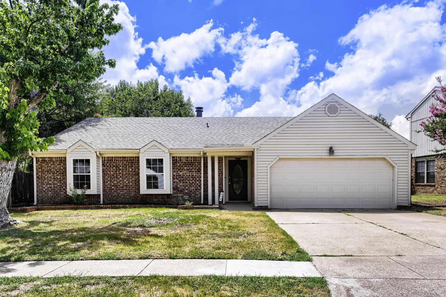 Single Family Residence For Sale in Tarrant County , 314 Sandlewood Lane, Euless, Texas 76039, 3 Bedroom, 2 Bathroom, 2 Garage spaces, 1,688 Sqft, built in 1984, mls#21330432, Real Estate Agent in Euless, Homes For Sale in Tarrant county, Homes For Sale in Euless, Realtor in Euless Texas, Real Estate Brokerage Independent Realty Texas, Luminita Cordes Realtor