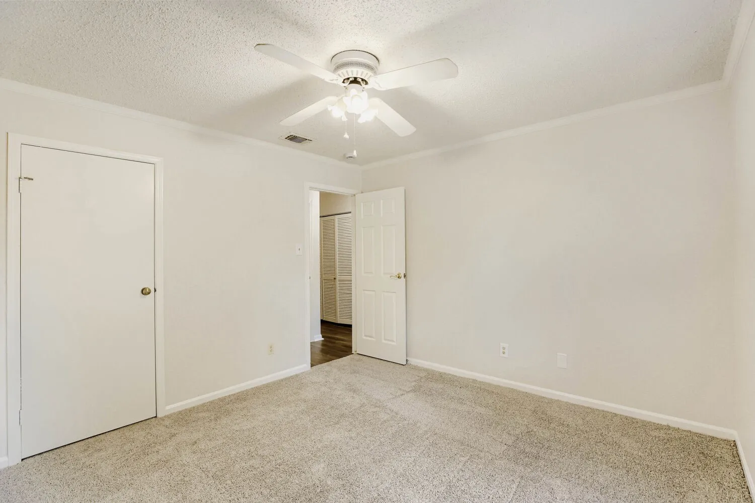Single Family Residence For Sale in Tarrant County , 314 Sandlewood Lane, Euless, Texas 76039, 3 Bedroom, 2 Bathroom, 2 Garage spaces, 1,688 Sqft, built in 1984, mls#21330432, Real Estate Agent in Euless, Homes For Sale in Tarrant county, Homes For Sale in Euless, Realtor in Euless Texas, Real Estate Brokerage Independent Realty Texas, Luminita Cordes Realtor