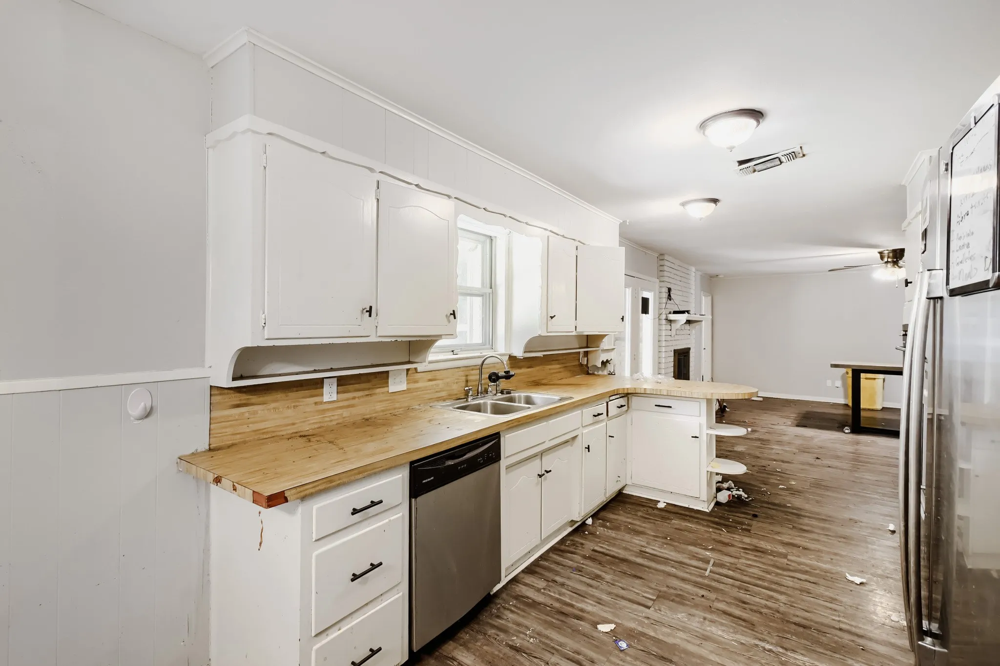 Single Family Residence For Sale in Tarrant County , 1205 Duane Street, Benbrook, Texas 76126, 3 Bedroom, 2 Bathroom, 2 Garage spaces, 1,727 Sqft, built in 1966, mls#21330268, Real Estate Agent in Benbrook, Homes For Sale in Tarrant county, Homes For Sale in Benbrook, Realtor in Benbrook Texas, Real Estate Brokerage Independent Realty Texas, Luminita Cordes Realtor