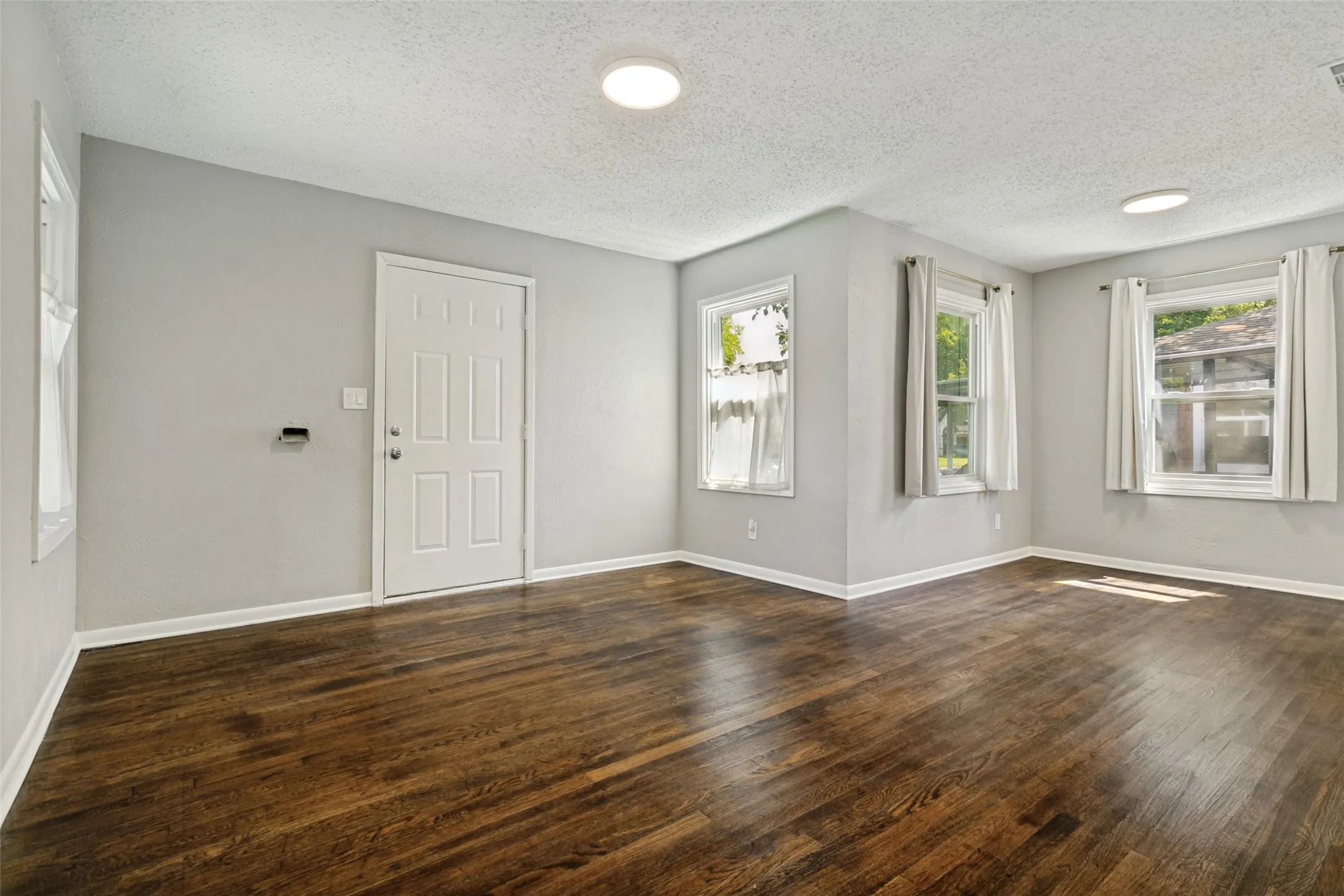 Single Family Residence For Rent in Tarrant County , 4808 Sherwood Drive, River Oaks, Texas 76114, 2 Bedroom, 1 Bathroom, Garage spaces, 790 Sqft, built in 1943, mls#21331174, Real Estate Agent in River Oaks, Homes For Rent in Tarrant county, Homes For Rent in River Oaks, Realtor in River Oaks Texas, Real Estate Brokerage Independent Realty Texas, Luminita Cordes Realtor