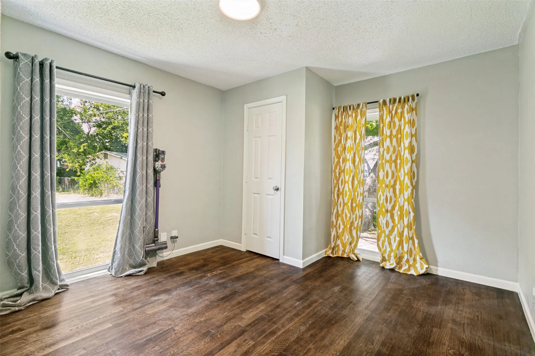 Single Family Residence For Rent in Tarrant County , 4808 Sherwood Drive, River Oaks, Texas 76114, 2 Bedroom, 1 Bathroom, Garage spaces, 790 Sqft, built in 1943, mls#21331174, Real Estate Agent in River Oaks, Homes For Rent in Tarrant county, Homes For Rent in River Oaks, Realtor in River Oaks Texas, Real Estate Brokerage Independent Realty Texas, Luminita Cordes Realtor