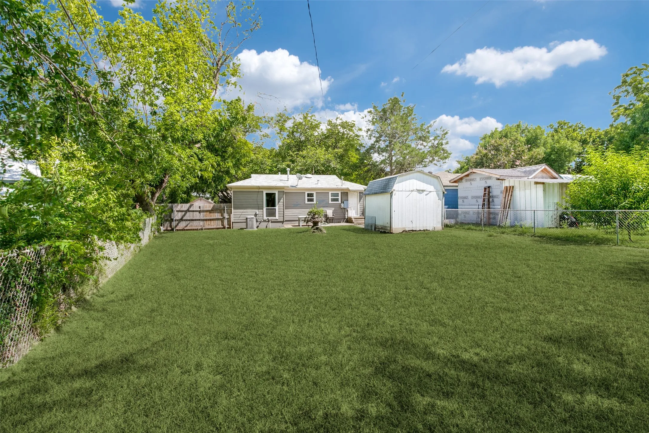 Single Family Residence For Rent in Tarrant County , 4808 Sherwood Drive, River Oaks, Texas 76114, 2 Bedroom, 1 Bathroom, Garage spaces, 790 Sqft, built in 1943, mls#21331174, Real Estate Agent in River Oaks, Homes For Rent in Tarrant county, Homes For Rent in River Oaks, Realtor in River Oaks Texas, Real Estate Brokerage Independent Realty Texas, Luminita Cordes Realtor