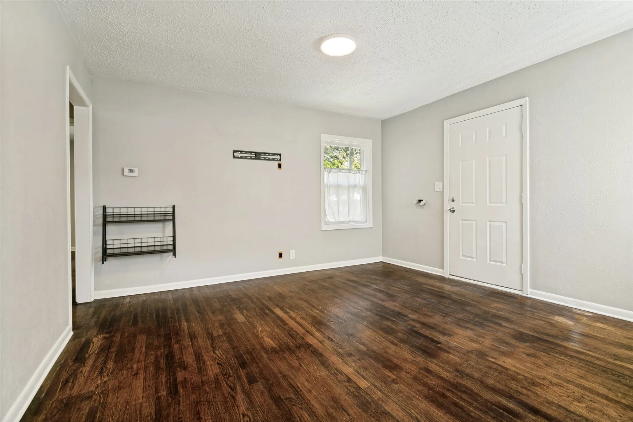 Single Family Residence For Rent in Tarrant County , 4808 Sherwood Drive, River Oaks, Texas 76114, 2 Bedroom, 1 Bathroom, Garage spaces, 790 Sqft, built in 1943, mls#21331174, Real Estate Agent in River Oaks, Homes For Rent in Tarrant county, Homes For Rent in River Oaks, Realtor in River Oaks Texas, Real Estate Brokerage Independent Realty Texas, Luminita Cordes Realtor