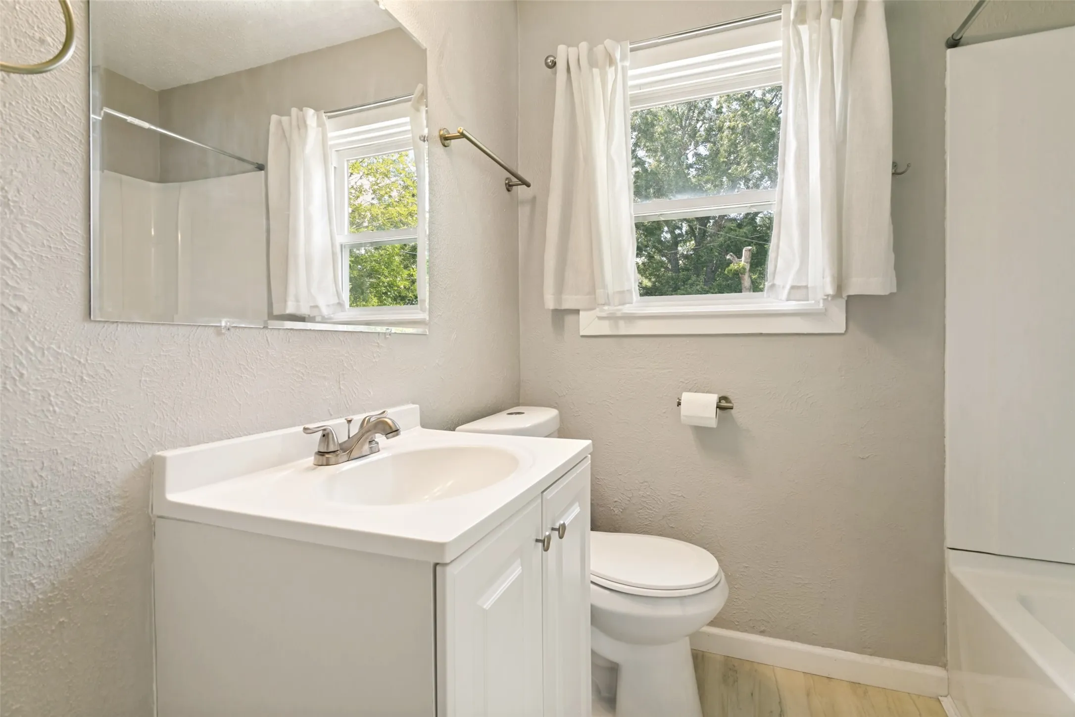 Single Family Residence For Rent in Tarrant County , 4808 Sherwood Drive, River Oaks, Texas 76114, 2 Bedroom, 1 Bathroom, Garage spaces, 790 Sqft, built in 1943, mls#21331174, Real Estate Agent in River Oaks, Homes For Rent in Tarrant county, Homes For Rent in River Oaks, Realtor in River Oaks Texas, Real Estate Brokerage Independent Realty Texas, Luminita Cordes Realtor
