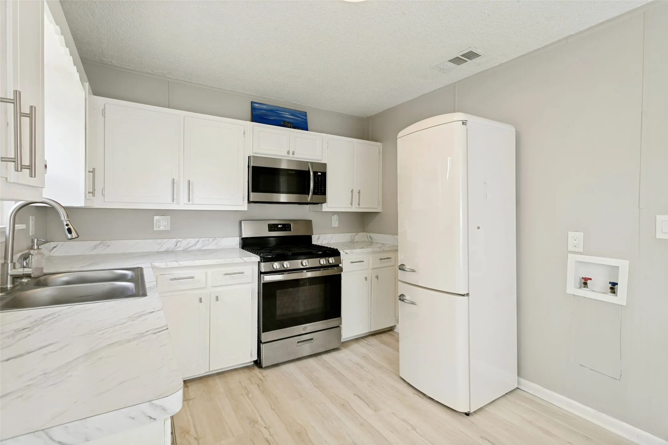 Single Family Residence For Rent in Tarrant County , 4808 Sherwood Drive, River Oaks, Texas 76114, 2 Bedroom, 1 Bathroom, Garage spaces, 790 Sqft, built in 1943, mls#21331174, Real Estate Agent in River Oaks, Homes For Rent in Tarrant county, Homes For Rent in River Oaks, Realtor in River Oaks Texas, Real Estate Brokerage Independent Realty Texas, Luminita Cordes Realtor