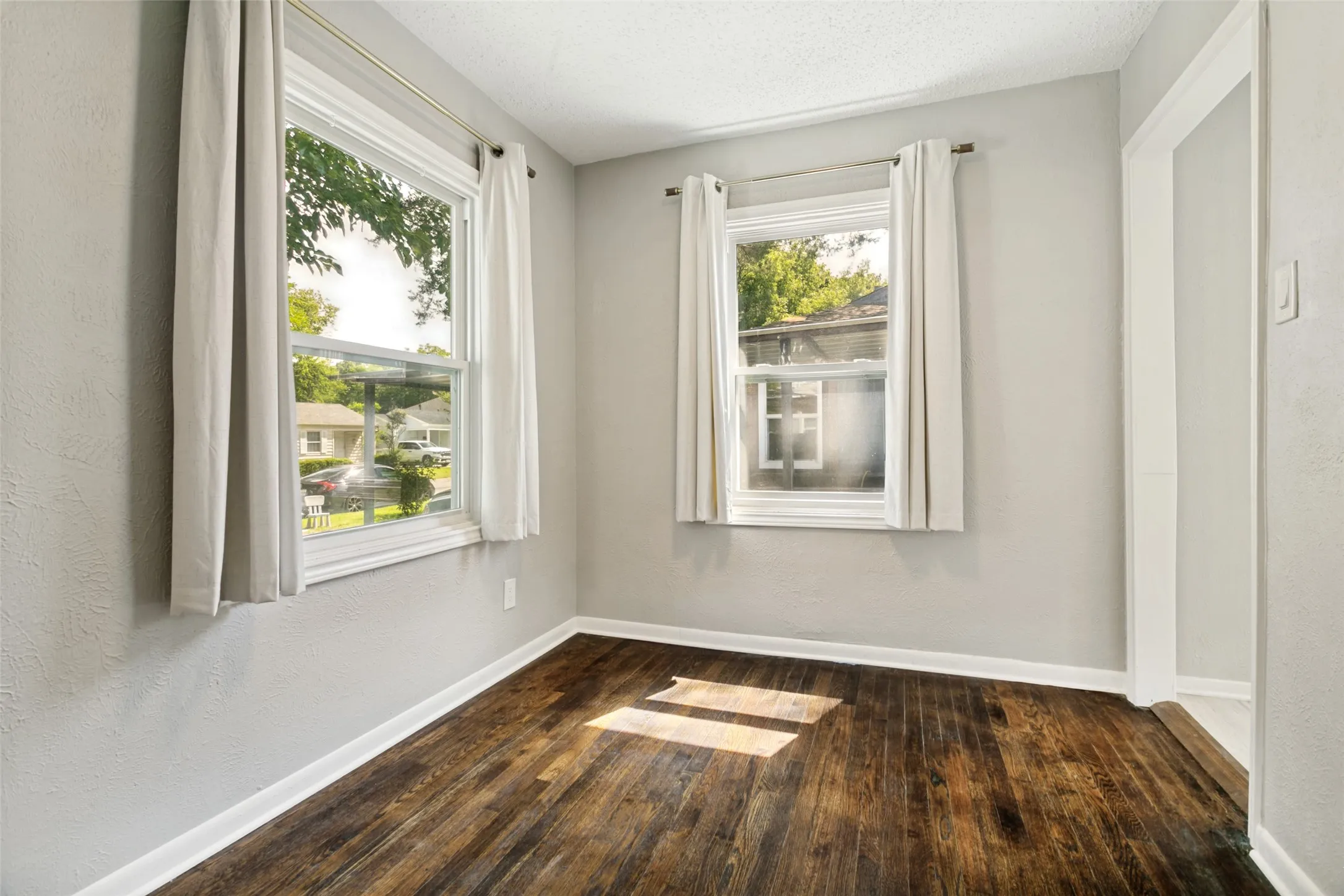 Single Family Residence For Rent in Tarrant County , 4808 Sherwood Drive, River Oaks, Texas 76114, 2 Bedroom, 1 Bathroom, Garage spaces, 790 Sqft, built in 1943, mls#21331174, Real Estate Agent in River Oaks, Homes For Rent in Tarrant county, Homes For Rent in River Oaks, Realtor in River Oaks Texas, Real Estate Brokerage Independent Realty Texas, Luminita Cordes Realtor