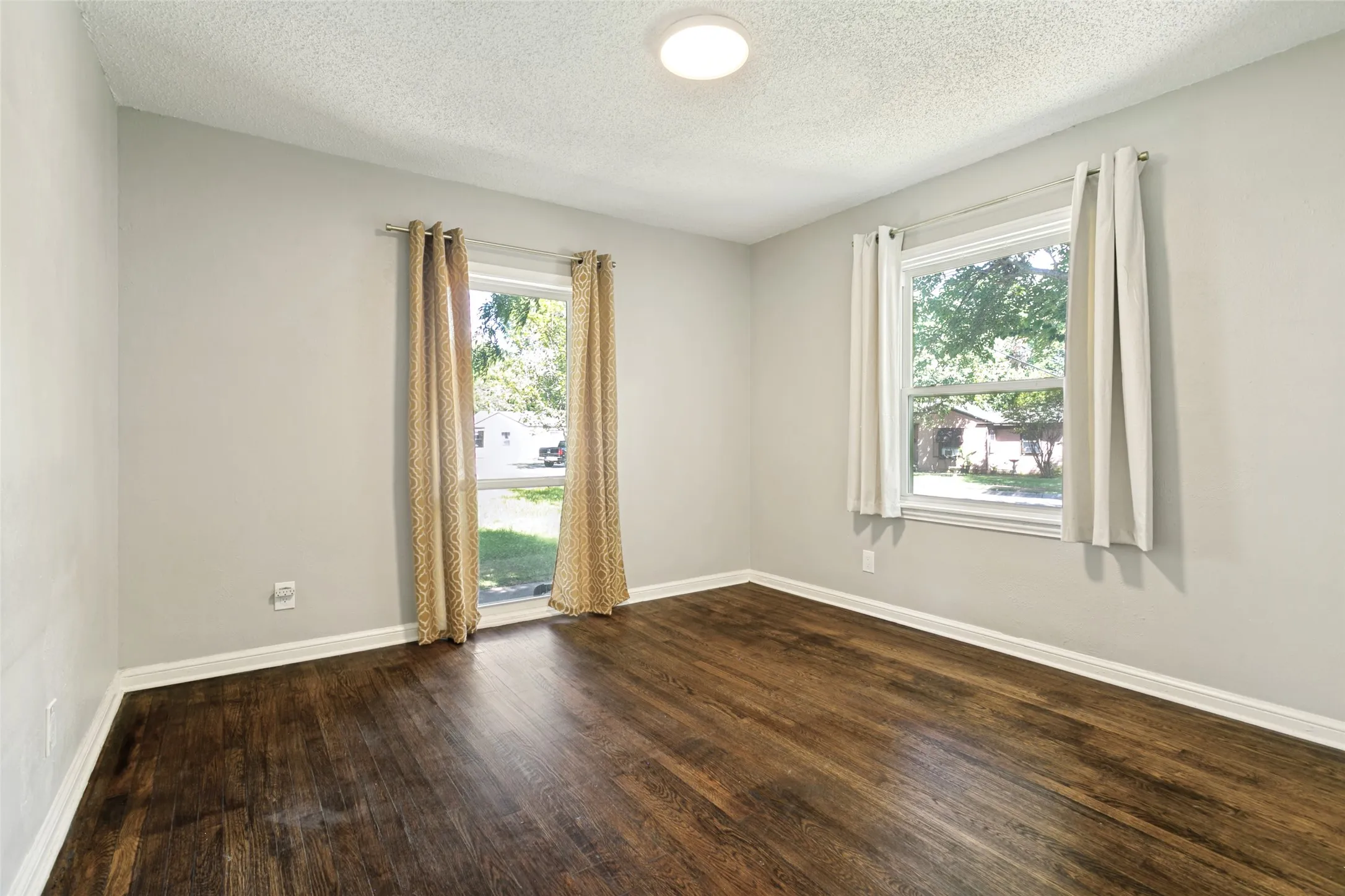 Single Family Residence For Rent in Tarrant County , 4808 Sherwood Drive, River Oaks, Texas 76114, 2 Bedroom, 1 Bathroom, Garage spaces, 790 Sqft, built in 1943, mls#21331174, Real Estate Agent in River Oaks, Homes For Rent in Tarrant county, Homes For Rent in River Oaks, Realtor in River Oaks Texas, Real Estate Brokerage Independent Realty Texas, Luminita Cordes Realtor