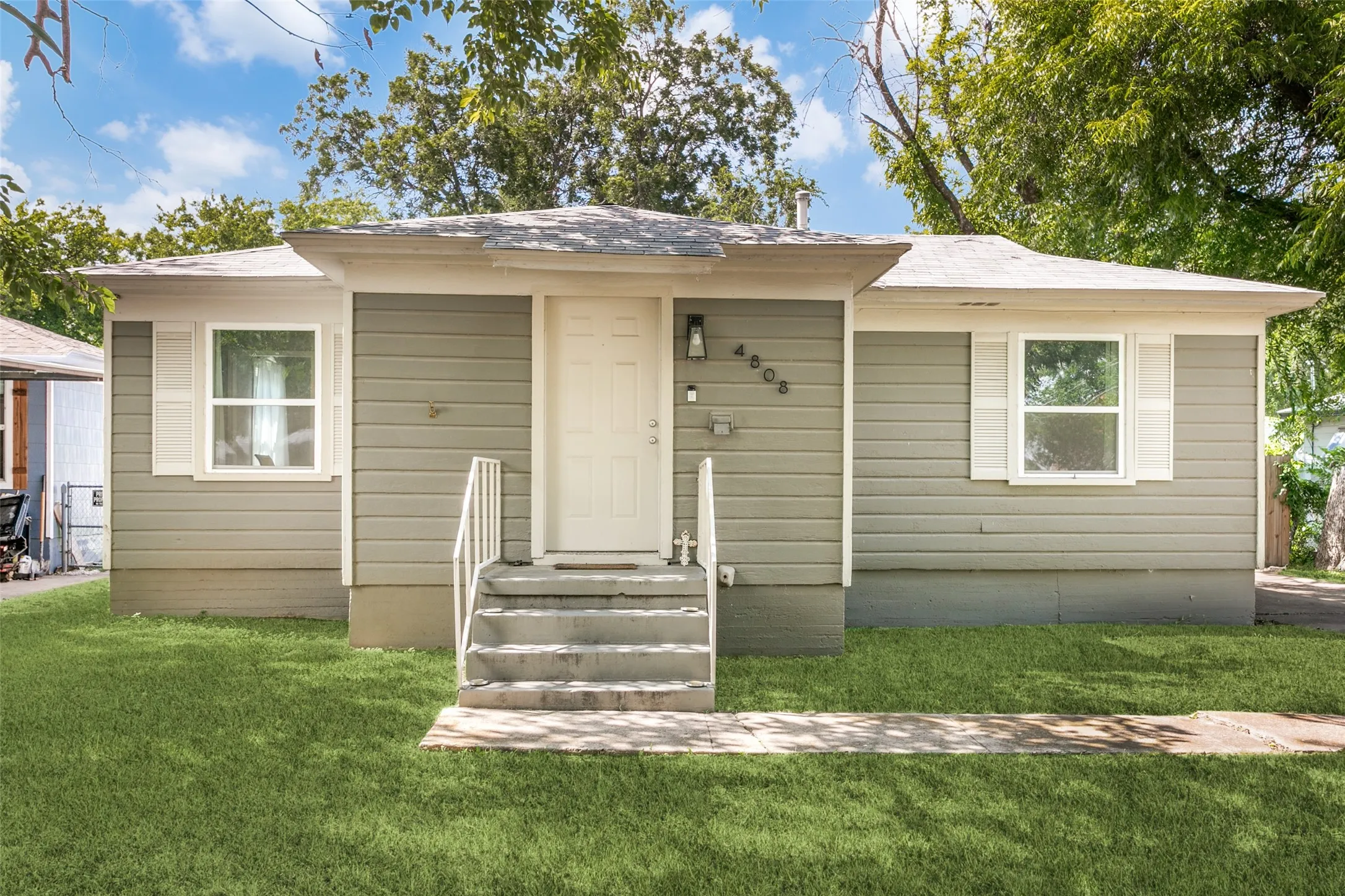 Single Family Residence For Rent in Tarrant County , 4808 Sherwood Drive, River Oaks, Texas 76114, 2 Bedroom, 1 Bathroom, Garage spaces, 790 Sqft, built in 1943, mls#21331174, Real Estate Agent in River Oaks, Homes For Rent in Tarrant county, Homes For Rent in River Oaks, Realtor in River Oaks Texas, Real Estate Brokerage Independent Realty Texas, Luminita Cordes Realtor