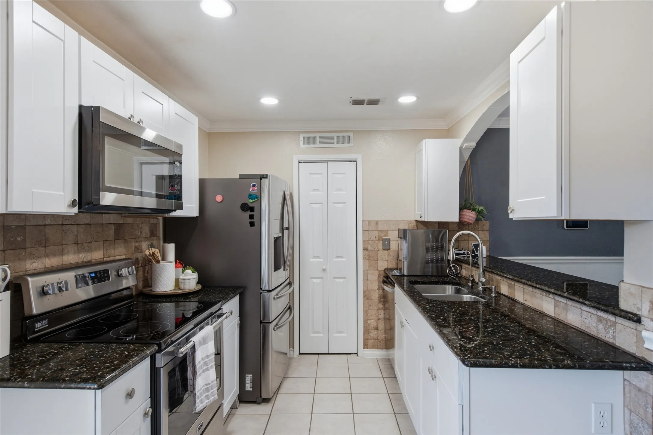 Single Family Residence For Sale in Tarrant County , 2326 Idlewood Drive, Arlington, Texas 76014, 4 Bedroom, 2 Bathroom, Garage spaces, 1,332 Sqft, built in 1981, mls#21331474, Real Estate Agent in Arlington, Homes For Sale in Tarrant county, Homes For Sale in Arlington, Realtor in Arlington Texas, Real Estate Brokerage Independent Realty Texas, Luminita Cordes Realtor