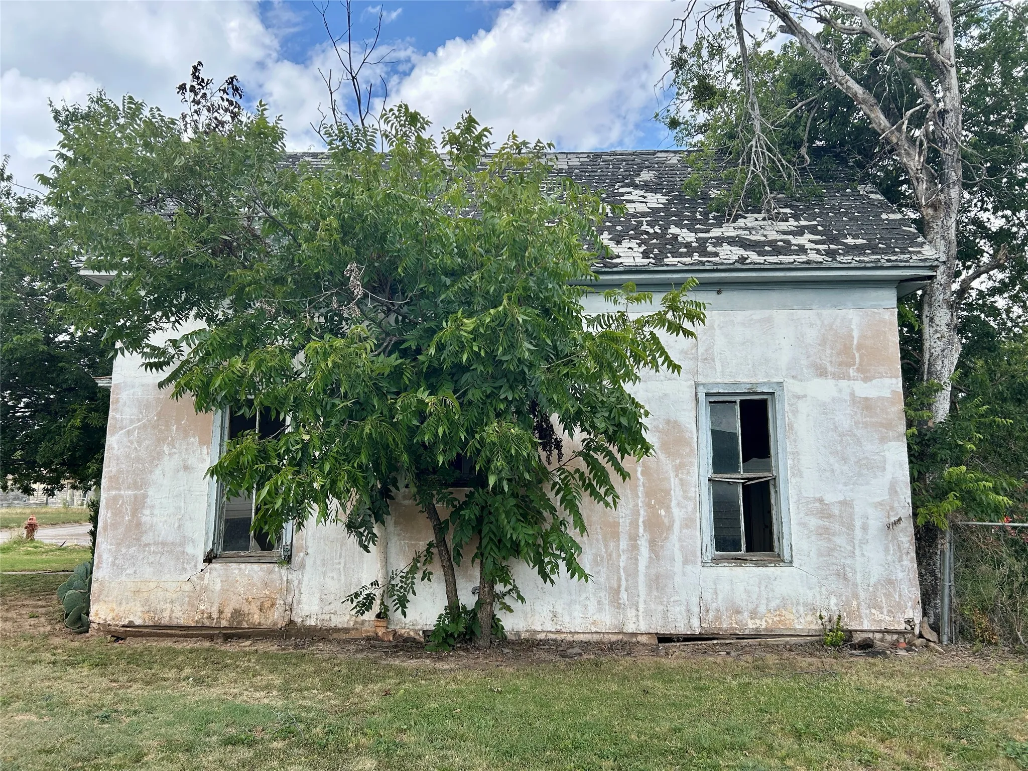 Single Family Residence For Sale in Coleman County , 916 W Mesquite Street, Coleman, Texas 76834, 2 Bedroom, 1 Bathroom, Garage spaces, 806 Sqft, built in 1920, mls#21318560, Real Estate Agent in Coleman, Homes For Sale in Coleman county, Homes For Sale in Coleman, Realtor in Coleman Texas, Real Estate Brokerage Independent Realty Texas, Luminita Cordes Realtor