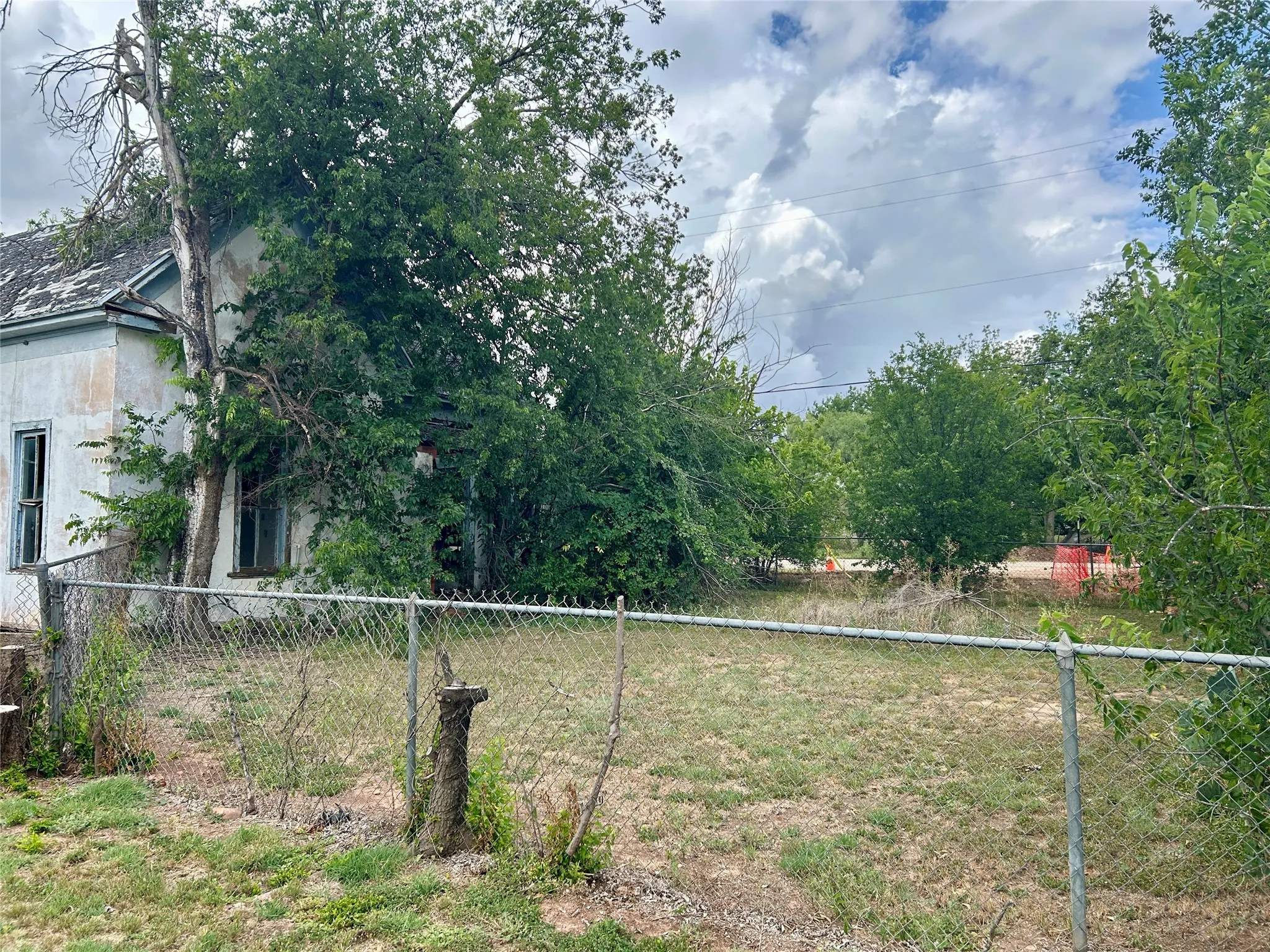 Single Family Residence For Sale in Coleman County , 916 W Mesquite Street, Coleman, Texas 76834, 2 Bedroom, 1 Bathroom, Garage spaces, 806 Sqft, built in 1920, mls#21318560, Real Estate Agent in Coleman, Homes For Sale in Coleman county, Homes For Sale in Coleman, Realtor in Coleman Texas, Real Estate Brokerage Independent Realty Texas, Luminita Cordes Realtor