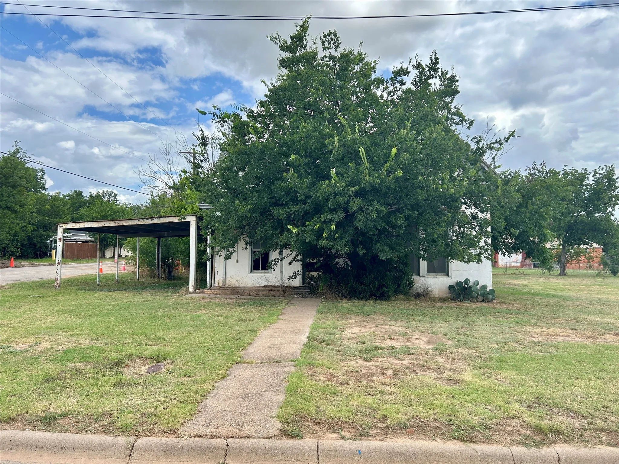 Single Family Residence For Sale in Coleman County , 916 W Mesquite Street, Coleman, Texas 76834, 2 Bedroom, 1 Bathroom, Garage spaces, 806 Sqft, built in 1920, mls#21318560, Real Estate Agent in Coleman, Homes For Sale in Coleman county, Homes For Sale in Coleman, Realtor in Coleman Texas, Real Estate Brokerage Independent Realty Texas, Luminita Cordes Realtor