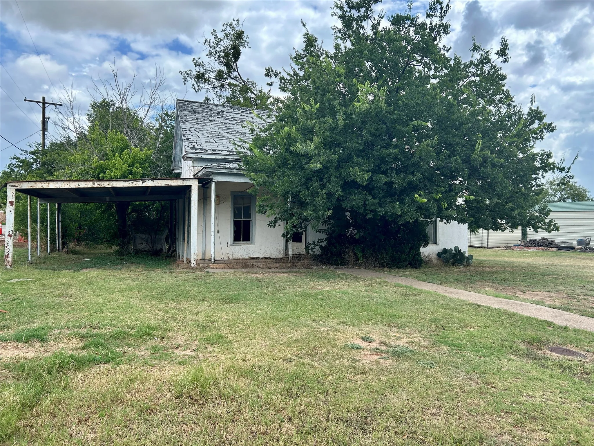 Single Family Residence For Sale in Coleman County , 916 W Mesquite Street, Coleman, Texas 76834, 2 Bedroom, 1 Bathroom, Garage spaces, 806 Sqft, built in 1920, mls#21318560, Real Estate Agent in Coleman, Homes For Sale in Coleman county, Homes For Sale in Coleman, Realtor in Coleman Texas, Real Estate Brokerage Independent Realty Texas, Luminita Cordes Realtor