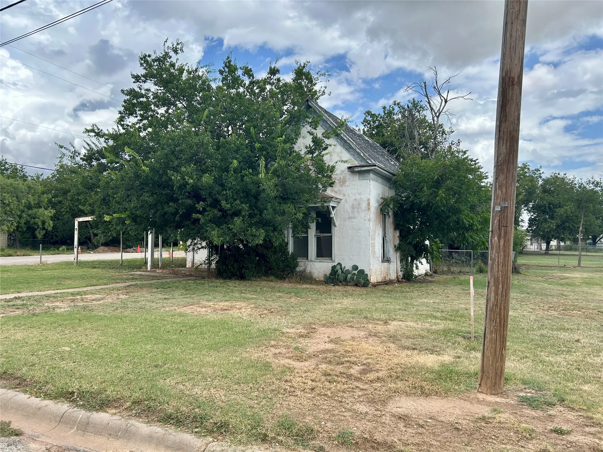 Single Family Residence For Sale in Coleman County , 916 W Mesquite Street, Coleman, Texas 76834, 2 Bedroom, 1 Bathroom, Garage spaces, 806 Sqft, built in 1920, mls#21318560, Real Estate Agent in Coleman, Homes For Sale in Coleman county, Homes For Sale in Coleman, Realtor in Coleman Texas, Real Estate Brokerage Independent Realty Texas, Luminita Cordes Realtor