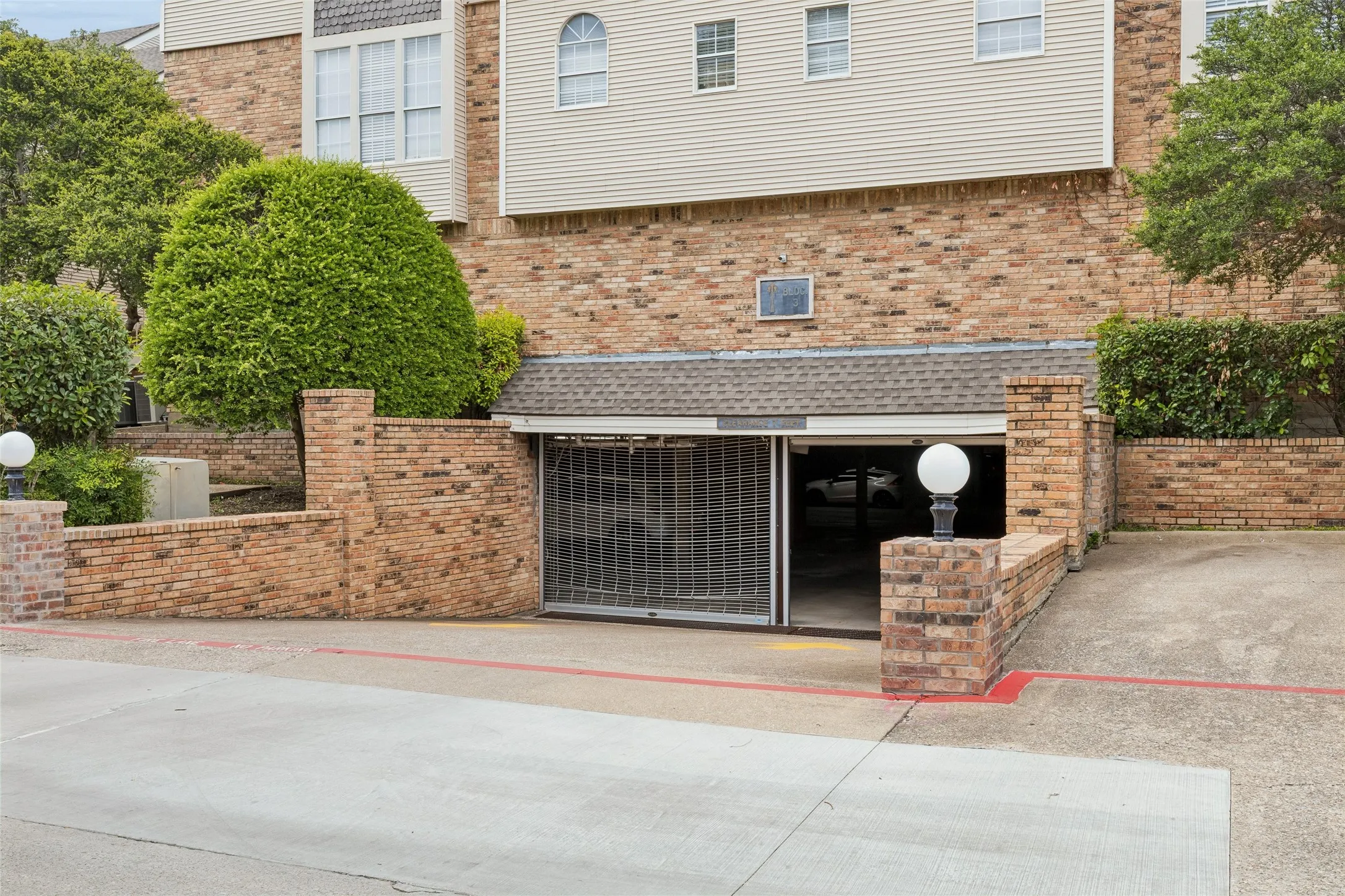 Condominium For Sale in Dallas County , 5325 Bent Tree Forest Drive 2230, Dallas, Texas 75248, 1 Bedroom, 2 Bathroom, 1 Garage spaces, 1,028 Sqft, built in 1983, mls#21329803, Real Estate Agent in Dallas, Homes For Sale in Dallas county, Homes For Sale in Dallas, Realtor in Dallas Texas, Real Estate Brokerage Independent Realty Texas, Luminita Cordes Realtor