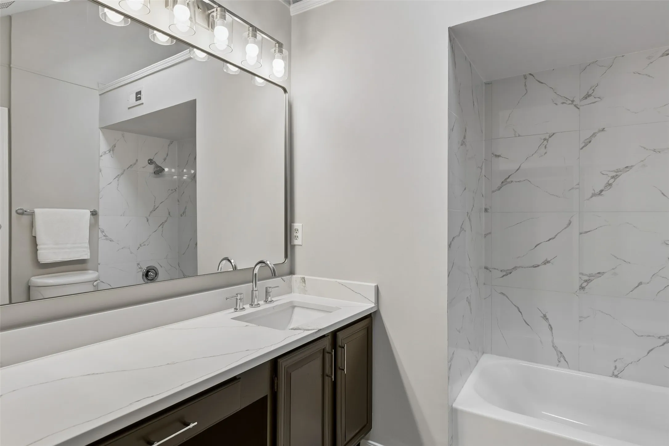 Condominium For Sale in Dallas County , 5325 Bent Tree Forest Drive 2230, Dallas, Texas 75248, 1 Bedroom, 2 Bathroom, 1 Garage spaces, 1,028 Sqft, built in 1983, mls#21329803, Real Estate Agent in Dallas, Homes For Sale in Dallas county, Homes For Sale in Dallas, Realtor in Dallas Texas, Real Estate Brokerage Independent Realty Texas, Luminita Cordes Realtor