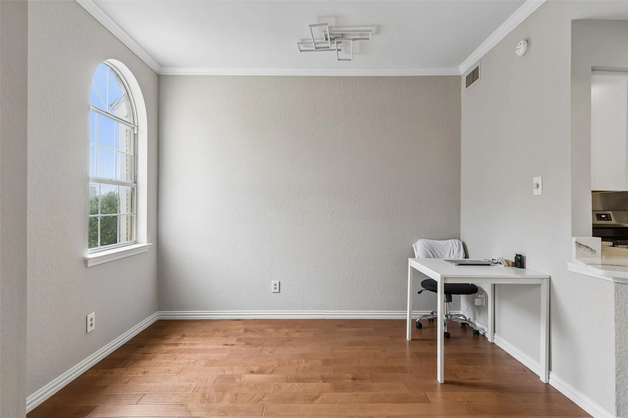 Condominium For Sale in Dallas County , 5325 Bent Tree Forest Drive 2230, Dallas, Texas 75248, 1 Bedroom, 2 Bathroom, 1 Garage spaces, 1,028 Sqft, built in 1983, mls#21329803, Real Estate Agent in Dallas, Homes For Sale in Dallas county, Homes For Sale in Dallas, Realtor in Dallas Texas, Real Estate Brokerage Independent Realty Texas, Luminita Cordes Realtor