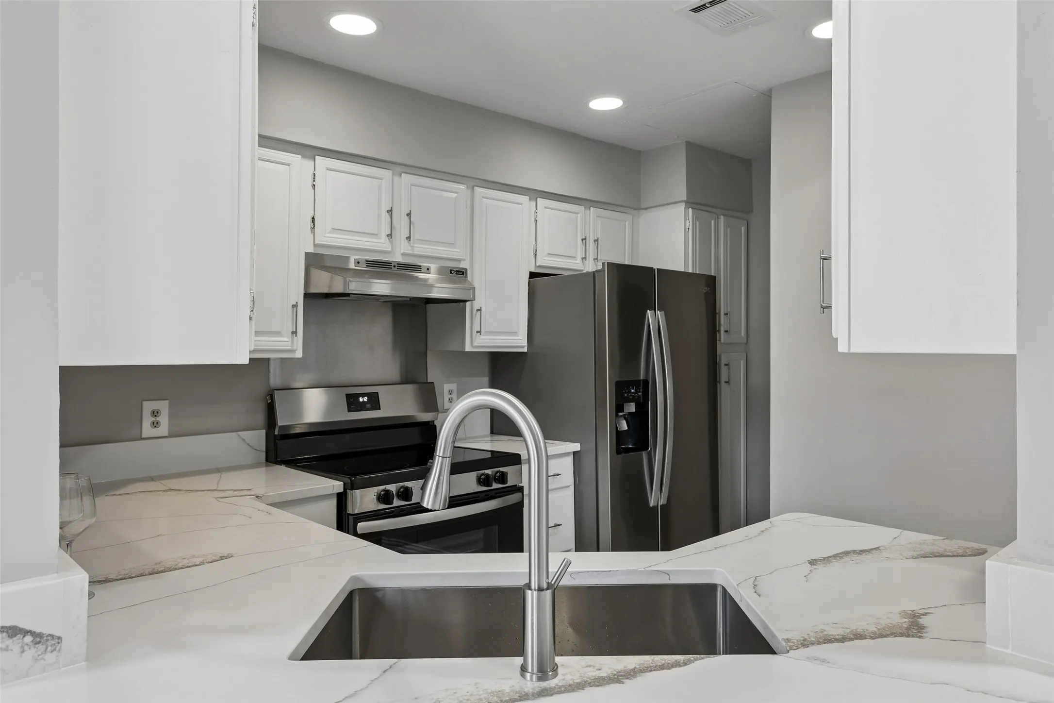 Condominium For Sale in Dallas County , 5325 Bent Tree Forest Drive 2230, Dallas, Texas 75248, 1 Bedroom, 2 Bathroom, 1 Garage spaces, 1,028 Sqft, built in 1983, mls#21329803, Real Estate Agent in Dallas, Homes For Sale in Dallas county, Homes For Sale in Dallas, Realtor in Dallas Texas, Real Estate Brokerage Independent Realty Texas, Luminita Cordes Realtor