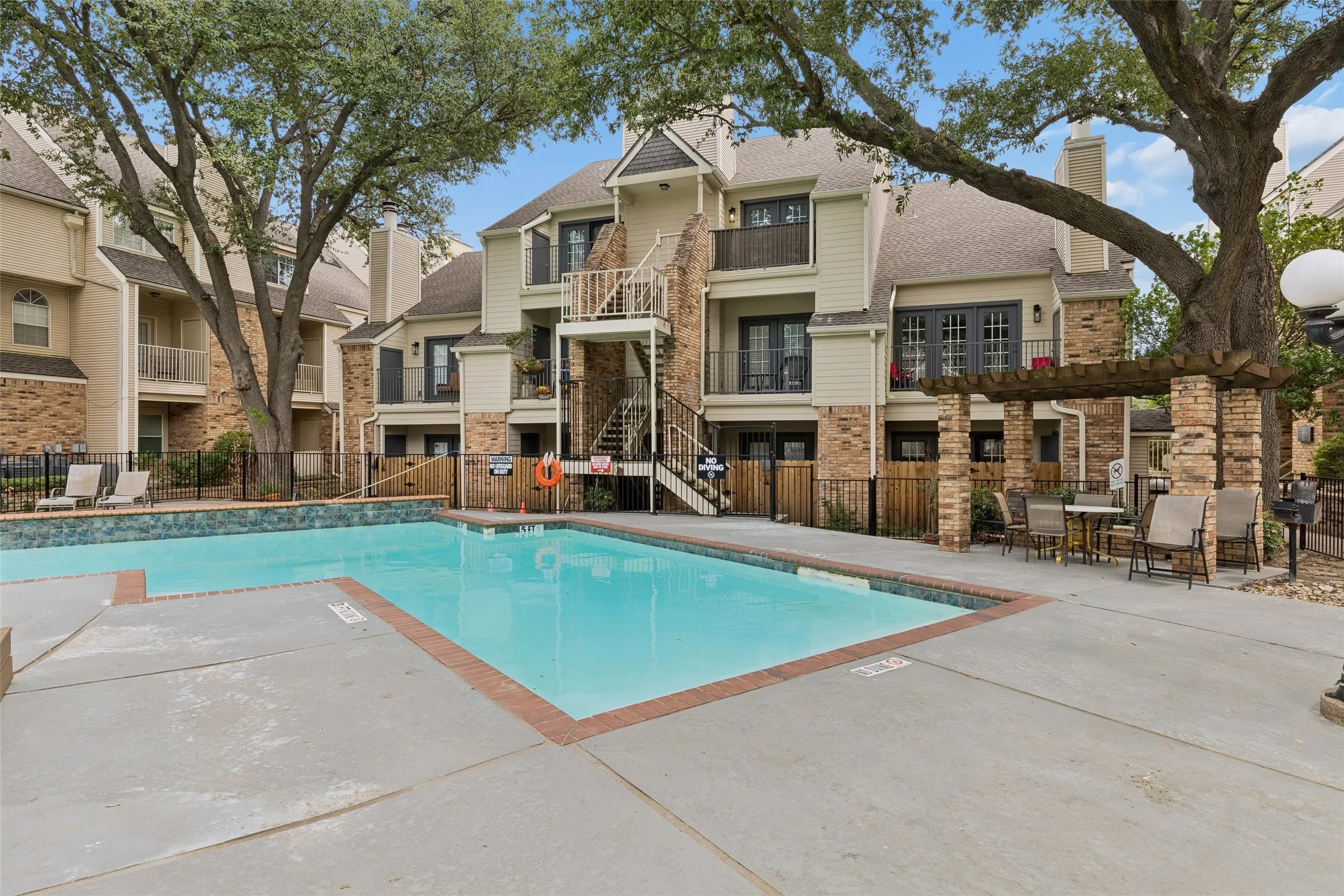 Condominium For Sale in Dallas County , 5325 Bent Tree Forest Drive 2230, Dallas, Texas 75248, 1 Bedroom, 2 Bathroom, 1 Garage spaces, 1,028 Sqft, built in 1983, mls#21329803, Real Estate Agent in Dallas, Homes For Sale in Dallas county, Homes For Sale in Dallas, Realtor in Dallas Texas, Real Estate Brokerage Independent Realty Texas, Luminita Cordes Realtor