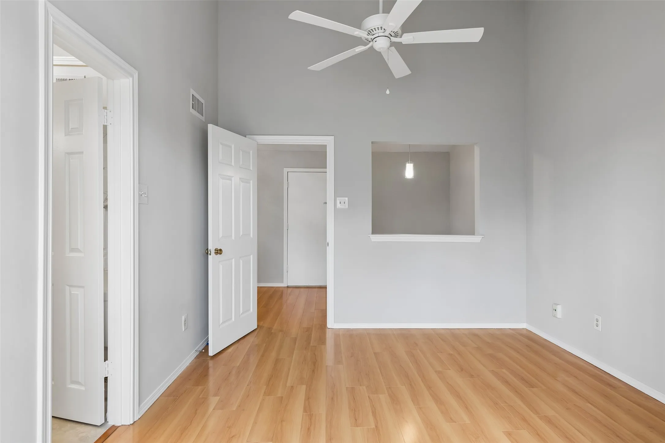 Condominium For Sale in Dallas County , 5325 Bent Tree Forest Drive 2230, Dallas, Texas 75248, 1 Bedroom, 2 Bathroom, 1 Garage spaces, 1,028 Sqft, built in 1983, mls#21329803, Real Estate Agent in Dallas, Homes For Sale in Dallas county, Homes For Sale in Dallas, Realtor in Dallas Texas, Real Estate Brokerage Independent Realty Texas, Luminita Cordes Realtor