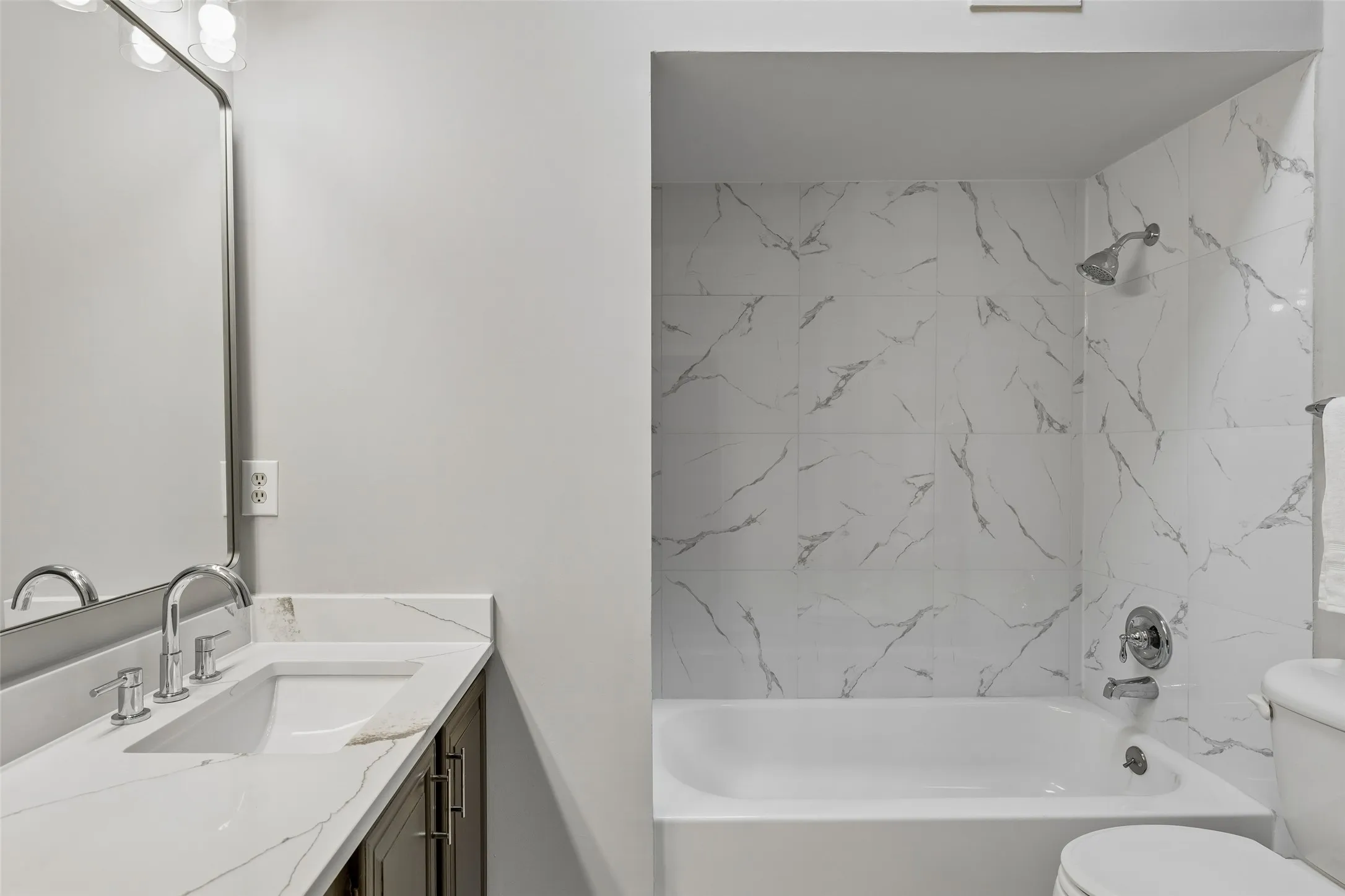 Condominium For Sale in Dallas County , 5325 Bent Tree Forest Drive 2230, Dallas, Texas 75248, 1 Bedroom, 2 Bathroom, 1 Garage spaces, 1,028 Sqft, built in 1983, mls#21329803, Real Estate Agent in Dallas, Homes For Sale in Dallas county, Homes For Sale in Dallas, Realtor in Dallas Texas, Real Estate Brokerage Independent Realty Texas, Luminita Cordes Realtor