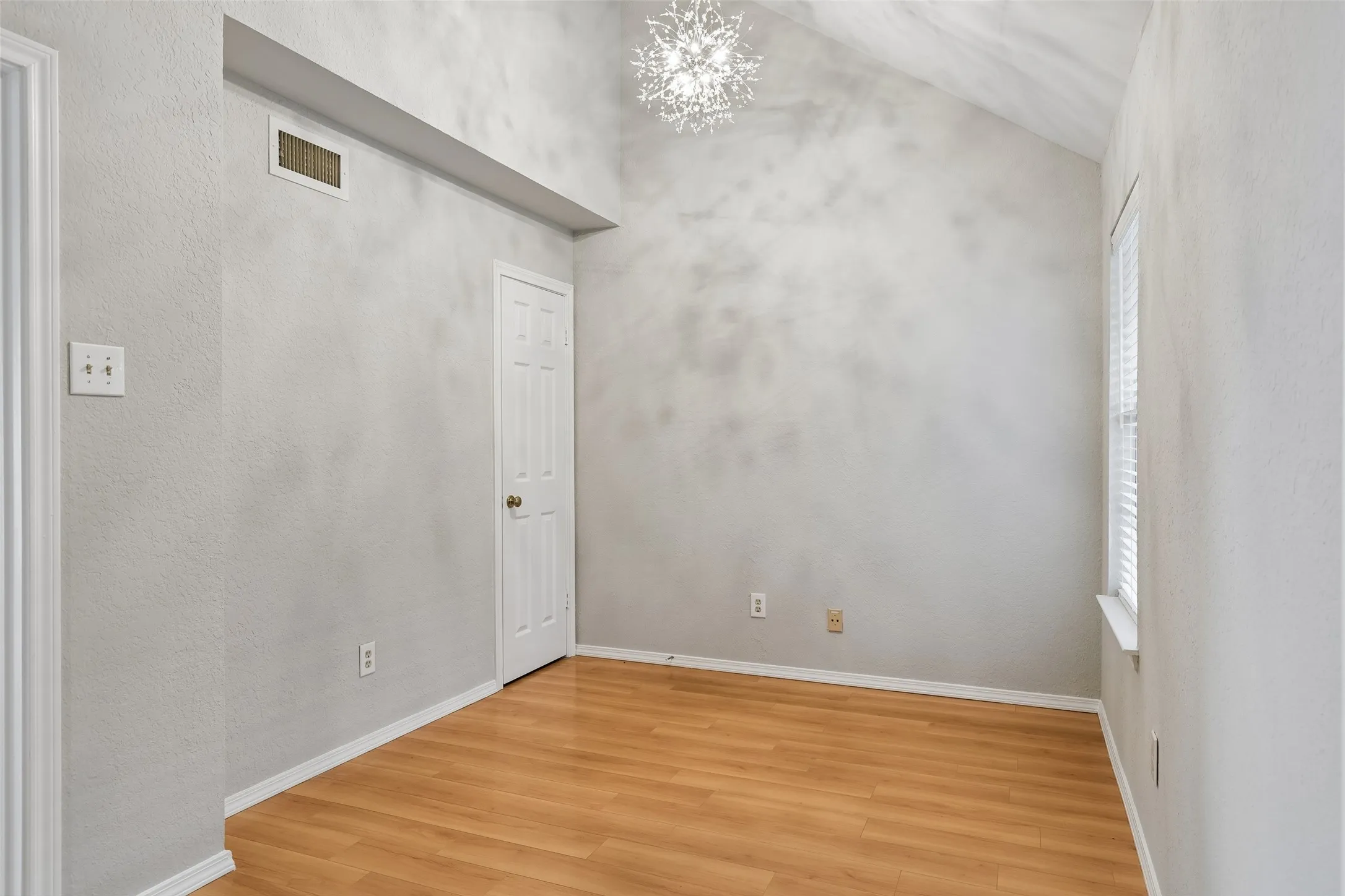 Condominium For Sale in Dallas County , 5325 Bent Tree Forest Drive 2230, Dallas, Texas 75248, 1 Bedroom, 2 Bathroom, 1 Garage spaces, 1,028 Sqft, built in 1983, mls#21329803, Real Estate Agent in Dallas, Homes For Sale in Dallas county, Homes For Sale in Dallas, Realtor in Dallas Texas, Real Estate Brokerage Independent Realty Texas, Luminita Cordes Realtor