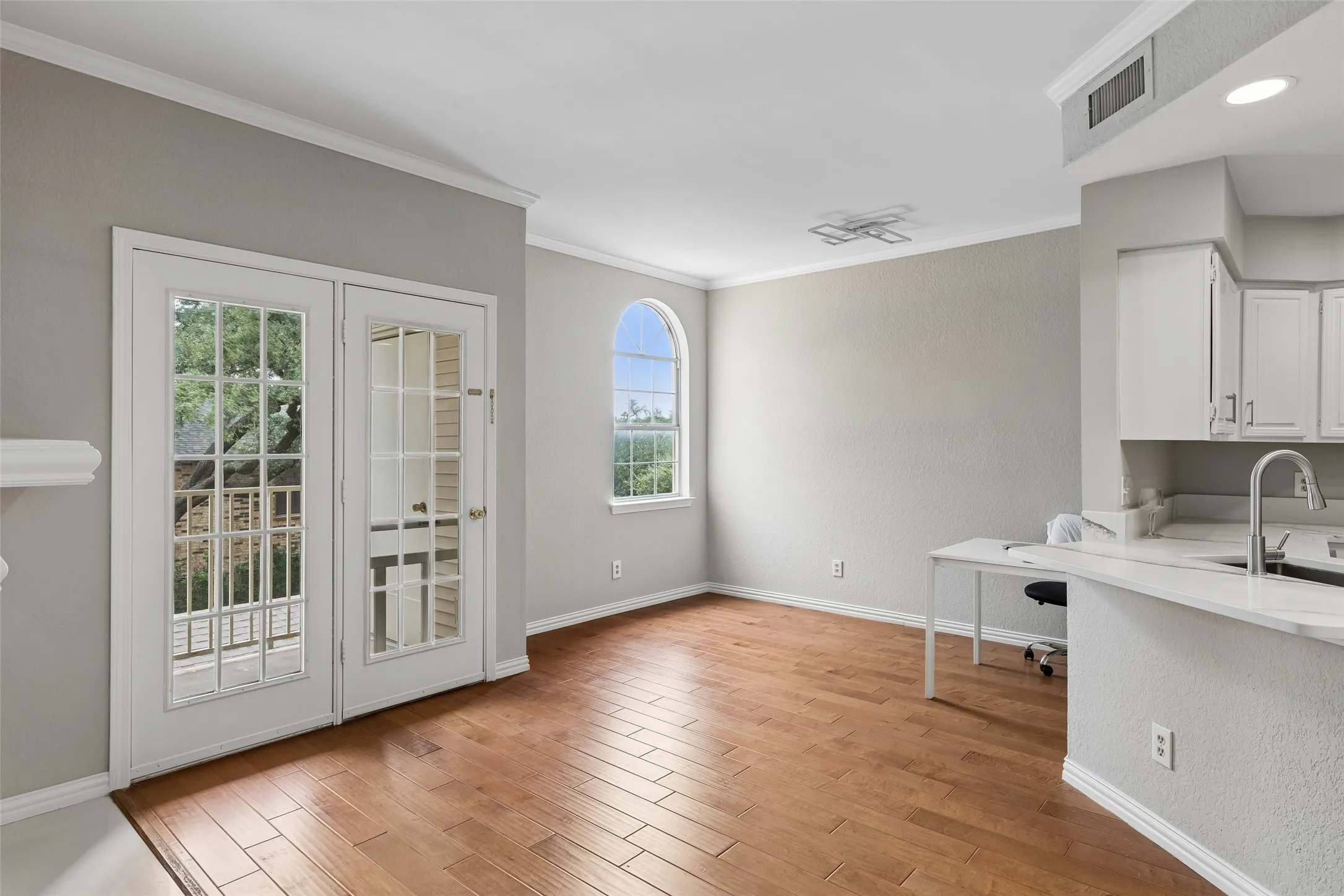 Condominium For Sale in Dallas County , 5325 Bent Tree Forest Drive 2230, Dallas, Texas 75248, 1 Bedroom, 2 Bathroom, 1 Garage spaces, 1,028 Sqft, built in 1983, mls#21329803, Real Estate Agent in Dallas, Homes For Sale in Dallas county, Homes For Sale in Dallas, Realtor in Dallas Texas, Real Estate Brokerage Independent Realty Texas, Luminita Cordes Realtor