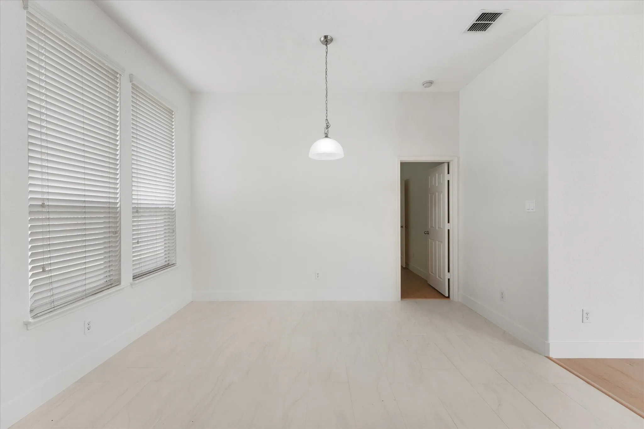 Single Family Residence For Rent in Denton County , 1201 Telese Court, Denton, Texas 76209, 3 Bedroom, 2 Bathroom, 2 Garage spaces, 1,742 Sqft, built in 2006, mls#21323577, Real Estate Agent in Denton, Homes For Rent in Denton county, Homes For Rent in Denton, Realtor in Denton Texas, Real Estate Brokerage Independent Realty Texas, Luminita Cordes Realtor