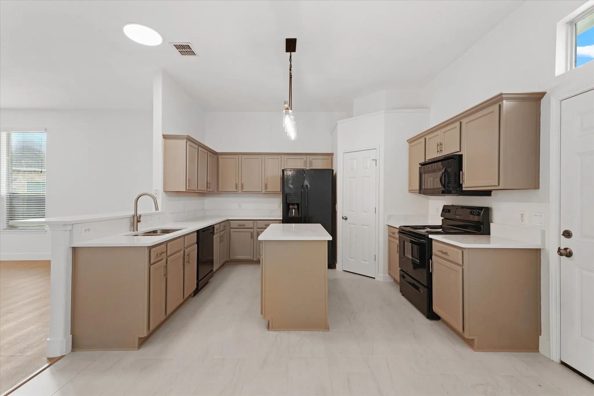 Single Family Residence For Rent in Denton County , 1201 Telese Court, Denton, Texas 76209, 3 Bedroom, 2 Bathroom, 2 Garage spaces, 1,742 Sqft, built in 2006, mls#21323577, Real Estate Agent in Denton, Homes For Rent in Denton county, Homes For Rent in Denton, Realtor in Denton Texas, Real Estate Brokerage Independent Realty Texas, Luminita Cordes Realtor