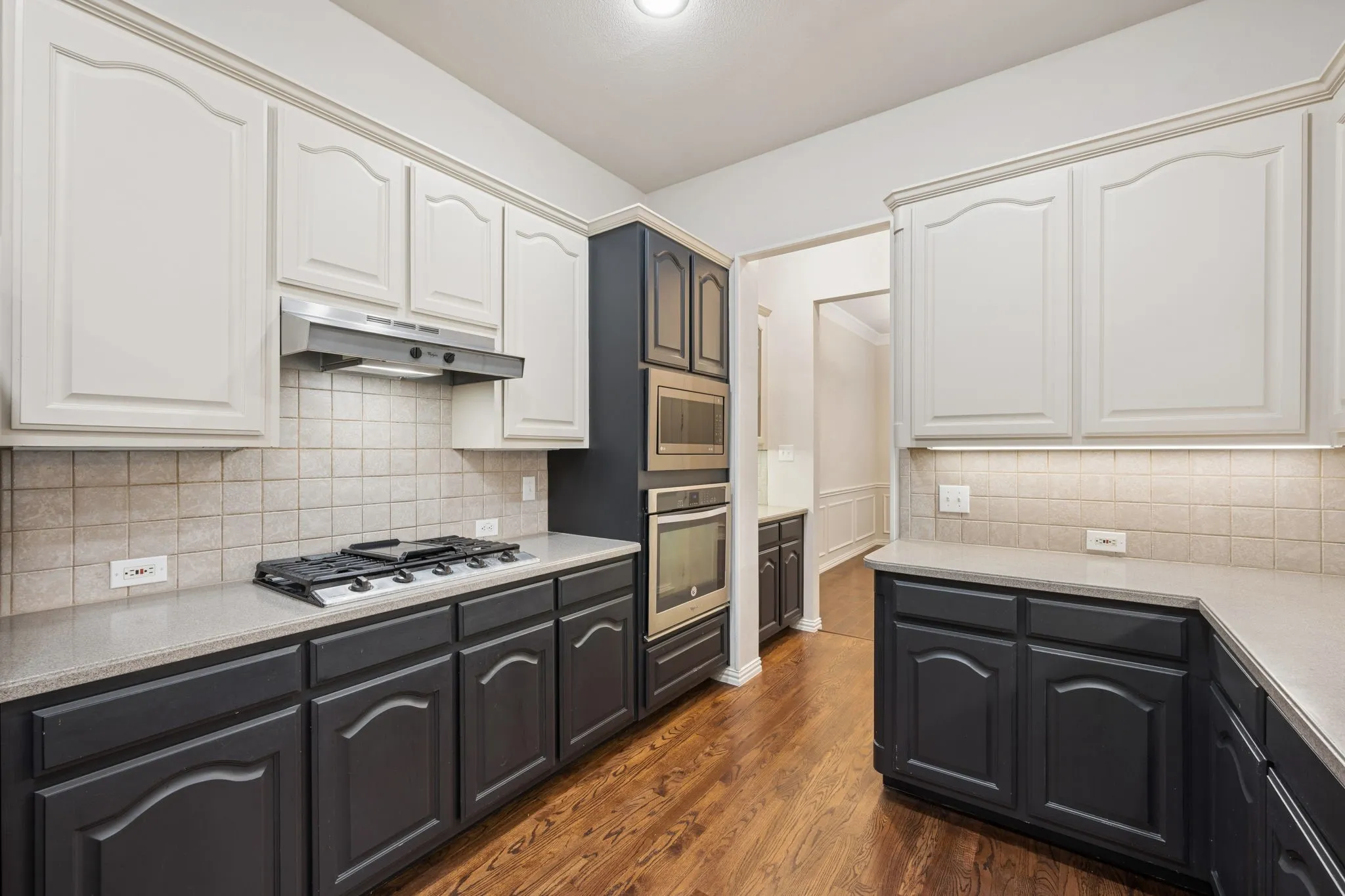 Spacious kitchen with gas cooktop