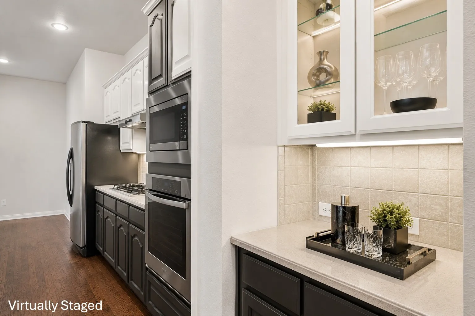 Butler's pantry from dining room to​​‌​​​​‌​​‌‌​‌‌​​​‌‌​‌​‌​‌​​​‌​​ kitchen