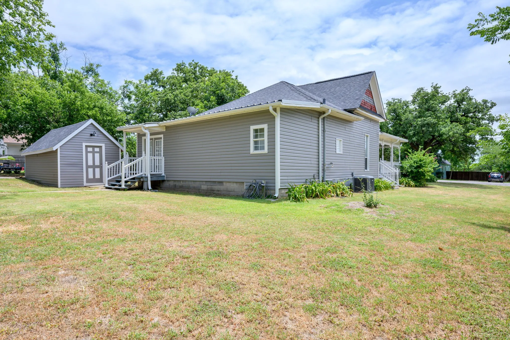Single Family Residence For Sale in Parker County , 217 E 1st Street, Weatherford, Texas 76086, 2 Bedroom, 1 Bathroom, Garage spaces, 1,148 Sqft, built in 0, mls#21331229, Real Estate Agent in Weatherford, Homes For Sale in Parker county, Homes For Sale in Weatherford, Realtor in Weatherford Texas, Real Estate Brokerage Independent Realty Texas, Luminita Cordes Realtor