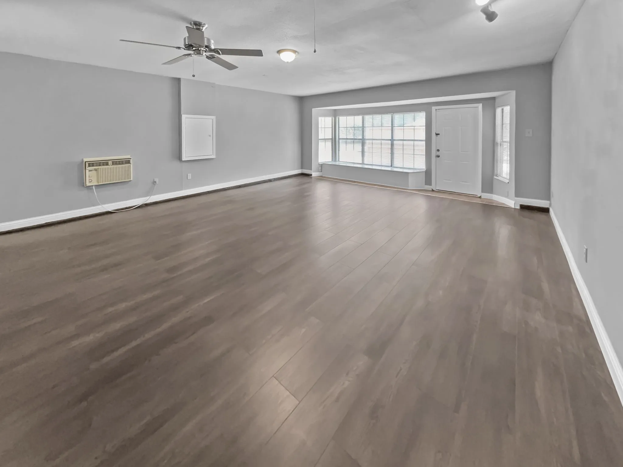 Single Family Residence For Sale in Dallas County , 6210 Glenmoor Drive, Garland, Texas 75043, 3 Bedrooms, 2 Bathrooms, Garage spaces, 1,983 Sqft, built in 1977, Price $285,000, mls#21332535, Real Estate Agent in Garland, Homes For Sale in Dallas county, Homes For Sale in Garland, Realtor in Garland Texas, Real Estate Brokerage Independent Realty Texas, Luminita Cordes Realtor