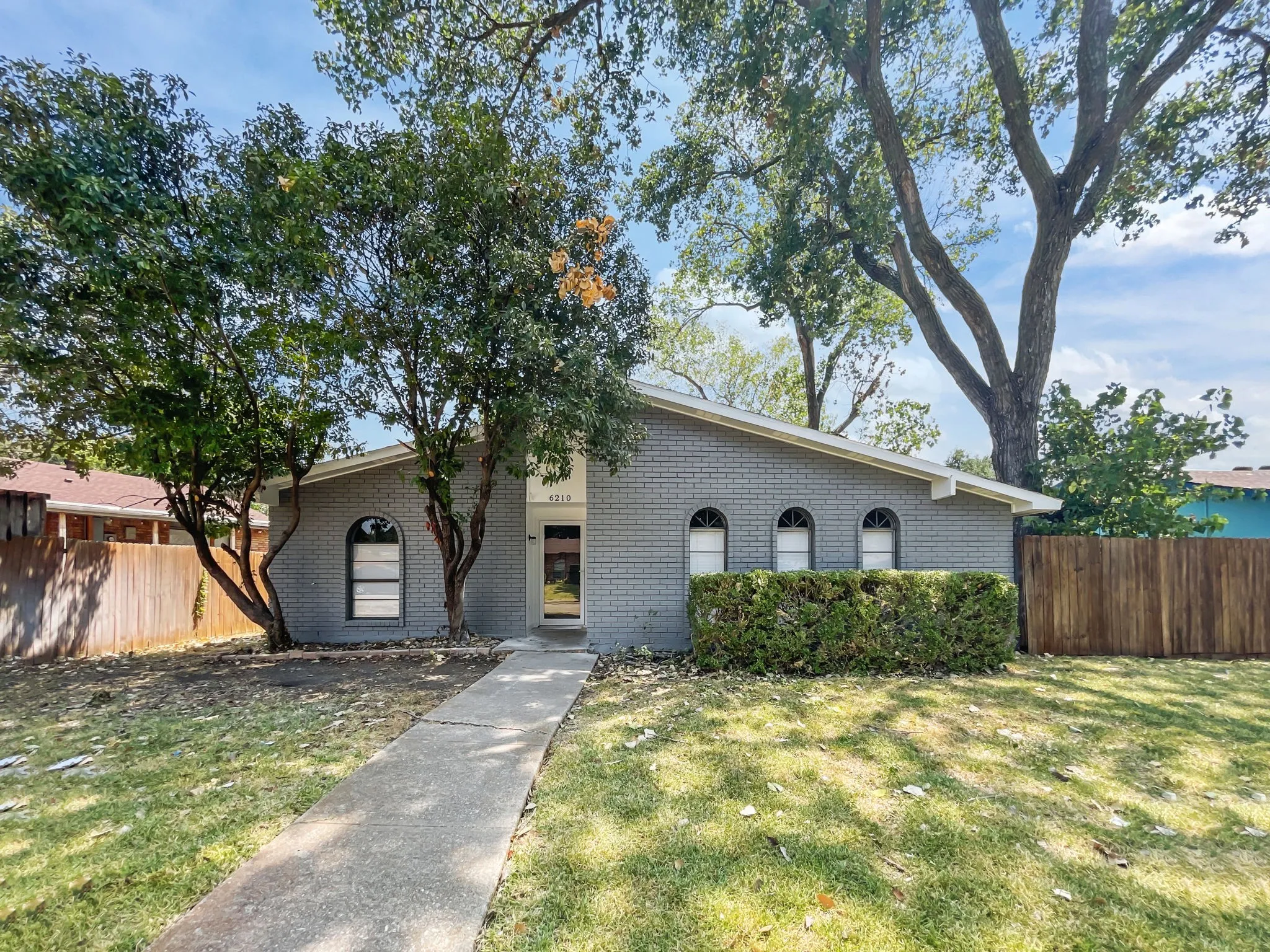 Single Family Residence For Sale in Dallas County , 6210 Glenmoor Drive, Garland, Texas 75043, 3 Bedrooms, 2 Bathrooms, Garage spaces, 1,983 Sqft, built in 1977, Price $285,000, mls#21332535, Real Estate Agent in Garland, Homes For Sale in Dallas county, Homes For Sale in Garland, Realtor in Garland Texas, Real Estate Brokerage Independent Realty Texas, Luminita Cordes Realtor