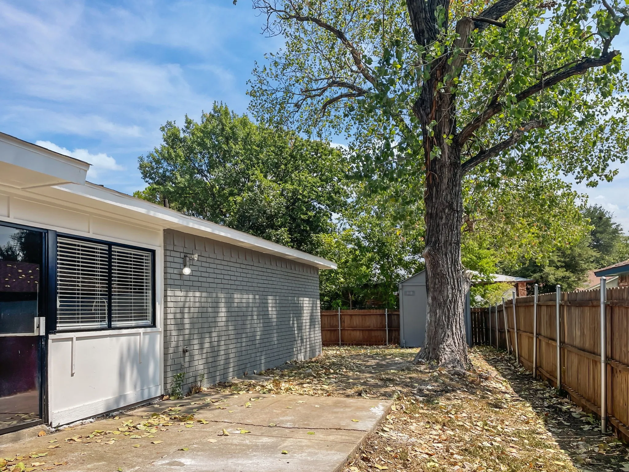 Single Family Residence For Sale in Dallas County , 6210 Glenmoor Drive, Garland, Texas 75043, 3 Bedrooms, 2 Bathrooms, Garage spaces, 1,983 Sqft, built in 1977, Price $285,000, mls#21332535, Real Estate Agent in Garland, Homes For Sale in Dallas county, Homes For Sale in Garland, Realtor in Garland Texas, Real Estate Brokerage Independent Realty Texas, Luminita Cordes Realtor