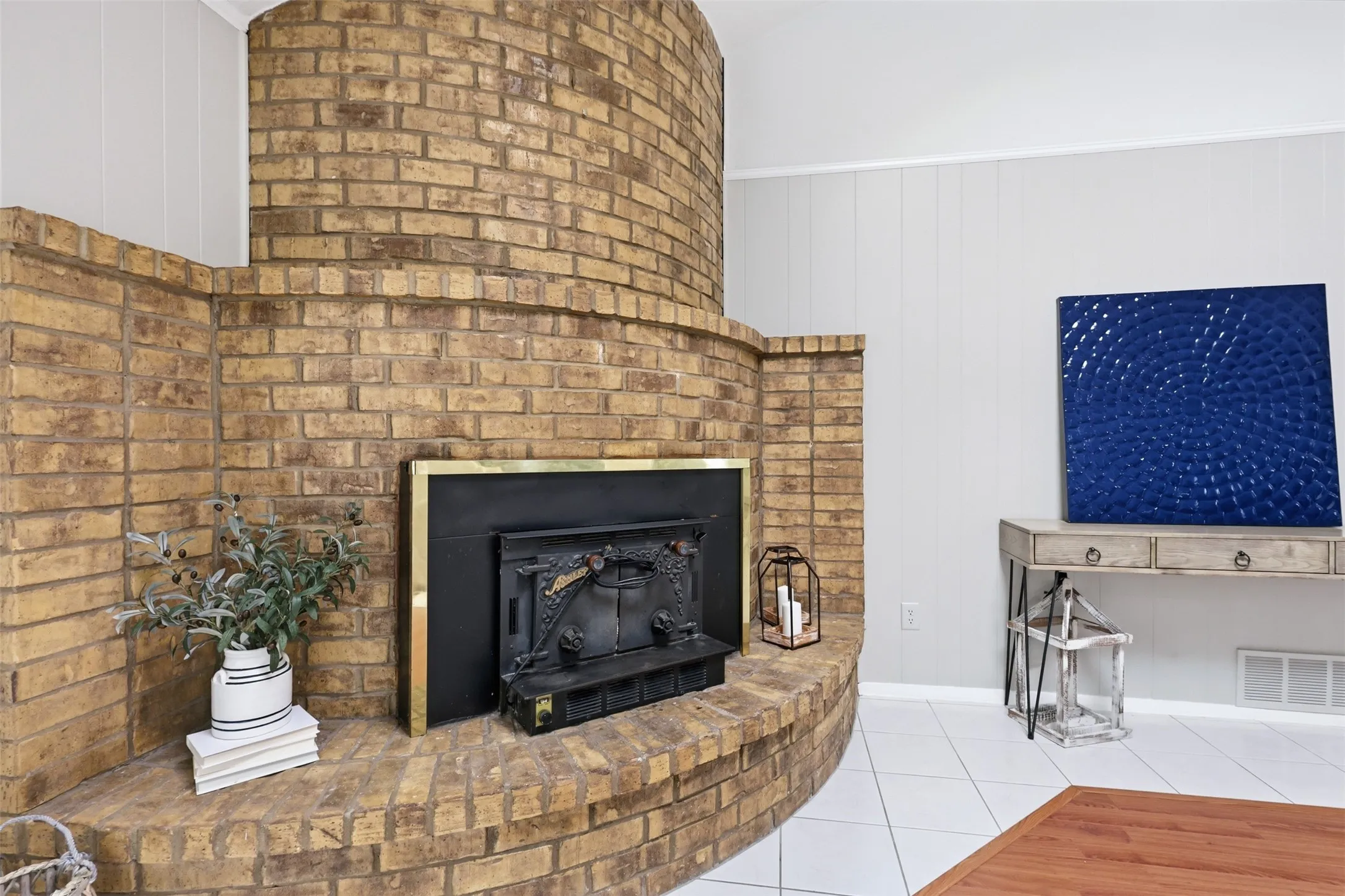Single Family Residence For Sale in Tarrant County , 5536 Meadow Oak Street, North Richland Hills, Texas 76180, 3 Bedroom, 2 Bathroom, 2 Garage spaces, 1,786 Sqft, built in 1980, mls#21328960, Real Estate Agent in North Richland Hills, Homes For Sale in Tarrant county, Homes For Sale in North Richland Hills, Realtor in North Richland Hills Texas, Real Estate Brokerage Independent Realty Texas, Luminita Cordes Realtor