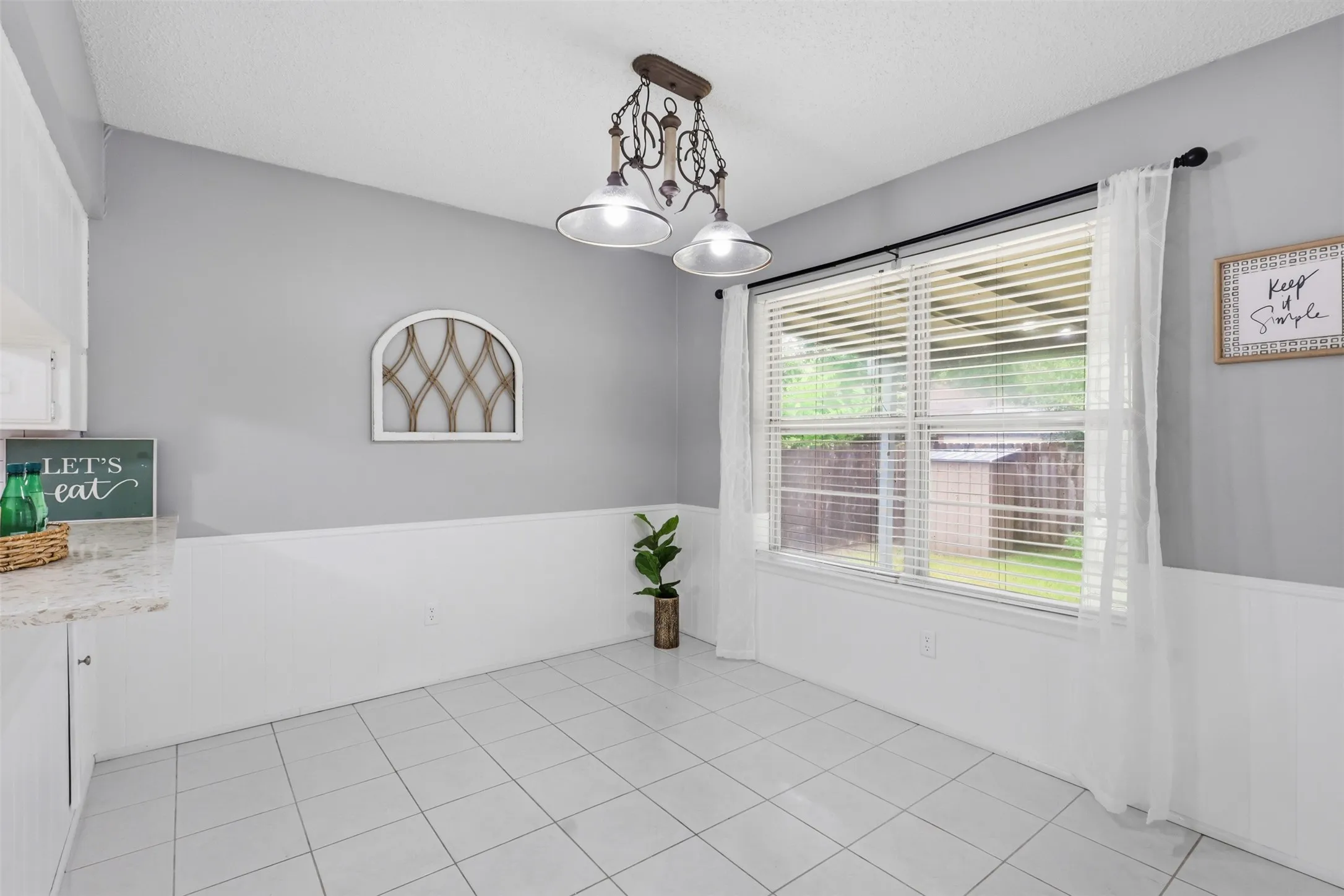 Single Family Residence For Sale in Tarrant County , 5536 Meadow Oak Street, North Richland Hills, Texas 76180, 3 Bedroom, 2 Bathroom, 2 Garage spaces, 1,786 Sqft, built in 1980, mls#21328960, Real Estate Agent in North Richland Hills, Homes For Sale in Tarrant county, Homes For Sale in North Richland Hills, Realtor in North Richland Hills Texas, Real Estate Brokerage Independent Realty Texas, Luminita Cordes Realtor