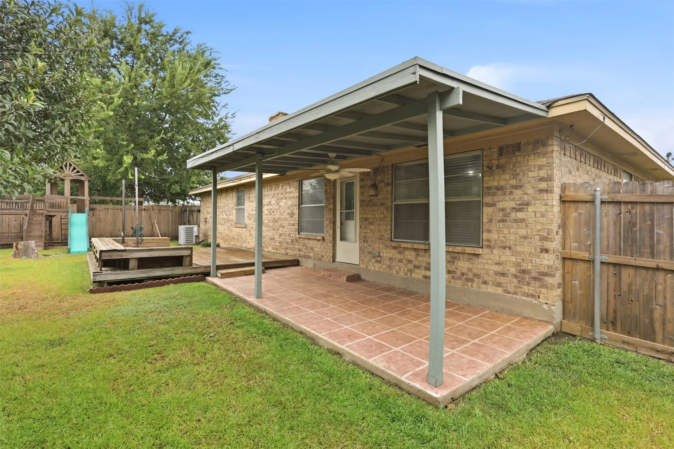 Single Family Residence For Sale in Tarrant County , 5536 Meadow Oak Street, North Richland Hills, Texas 76180, 3 Bedroom, 2 Bathroom, 2 Garage spaces, 1,786 Sqft, built in 1980, mls#21328960, Real Estate Agent in North Richland Hills, Homes For Sale in Tarrant county, Homes For Sale in North Richland Hills, Realtor in North Richland Hills Texas, Real Estate Brokerage Independent Realty Texas, Luminita Cordes Realtor