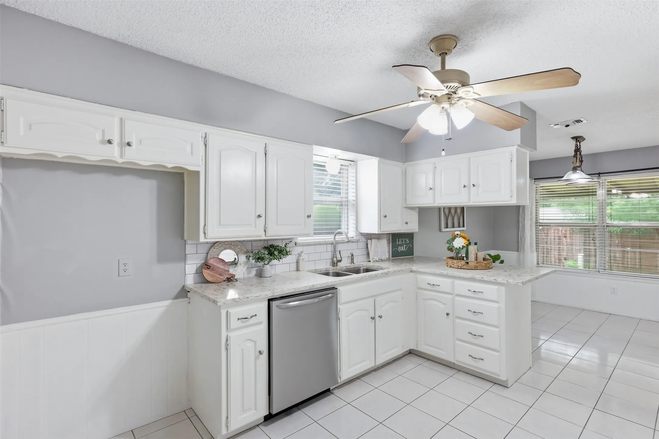 Single Family Residence For Sale in Tarrant County , 5536 Meadow Oak Street, North Richland Hills, Texas 76180, 3 Bedroom, 2 Bathroom, 2 Garage spaces, 1,786 Sqft, built in 1980, mls#21328960, Real Estate Agent in North Richland Hills, Homes For Sale in Tarrant county, Homes For Sale in North Richland Hills, Realtor in North Richland Hills Texas, Real Estate Brokerage Independent Realty Texas, Luminita Cordes Realtor