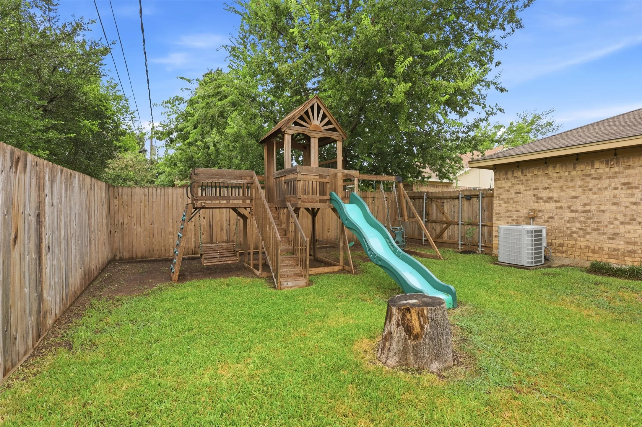 Single Family Residence For Sale in Tarrant County , 5536 Meadow Oak Street, North Richland Hills, Texas 76180, 3 Bedroom, 2 Bathroom, 2 Garage spaces, 1,786 Sqft, built in 1980, mls#21328960, Real Estate Agent in North Richland Hills, Homes For Sale in Tarrant county, Homes For Sale in North Richland Hills, Realtor in North Richland Hills Texas, Real Estate Brokerage Independent Realty Texas, Luminita Cordes Realtor