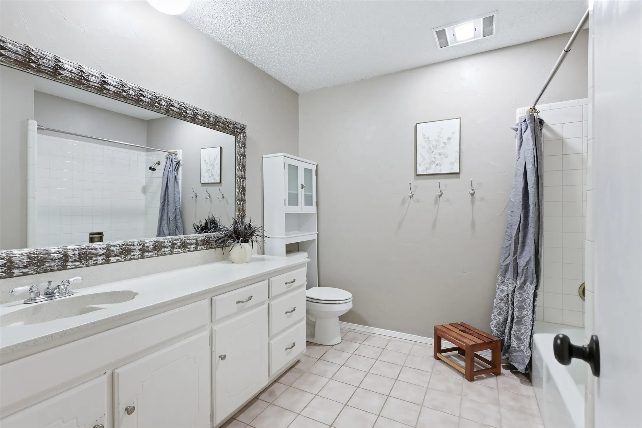 Single Family Residence For Sale in Tarrant County , 5536 Meadow Oak Street, North Richland Hills, Texas 76180, 3 Bedroom, 2 Bathroom, 2 Garage spaces, 1,786 Sqft, built in 1980, mls#21328960, Real Estate Agent in North Richland Hills, Homes For Sale in Tarrant county, Homes For Sale in North Richland Hills, Realtor in North Richland Hills Texas, Real Estate Brokerage Independent Realty Texas, Luminita Cordes Realtor