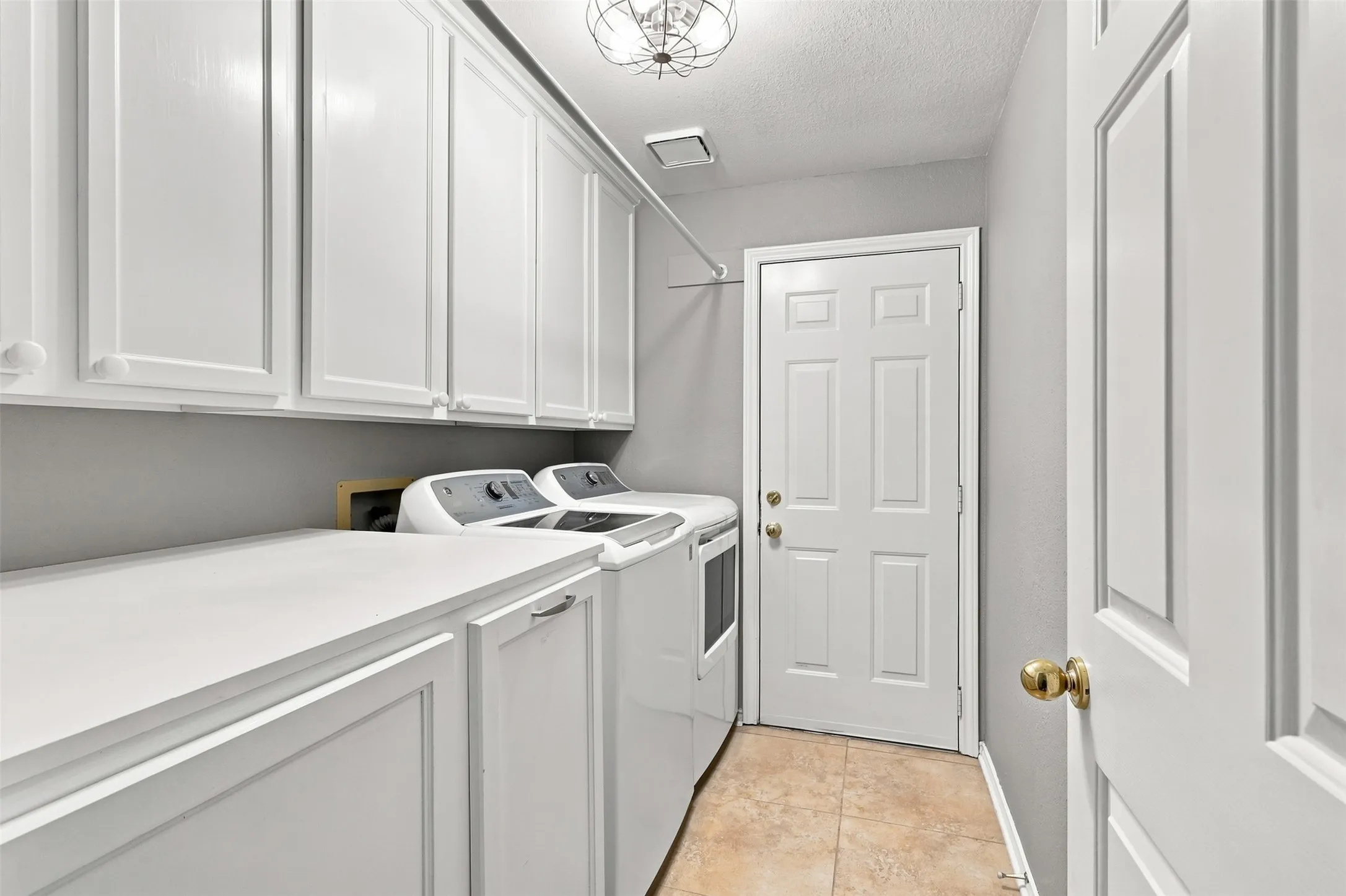 Single Family Residence For Sale in Collin County , 4 Fountain Gate Circle, Allen, Texas 75002, 4 Bedroom, 4 Bathroom, 2 Garage spaces, 3,396 Sqft, built in 1992, mls#21330613, Real Estate Agent in Allen, Homes For Sale in Collin county, Homes For Sale in Allen, Realtor in Allen Texas, Real Estate Brokerage Independent Realty Texas, Luminita Cordes Realtor