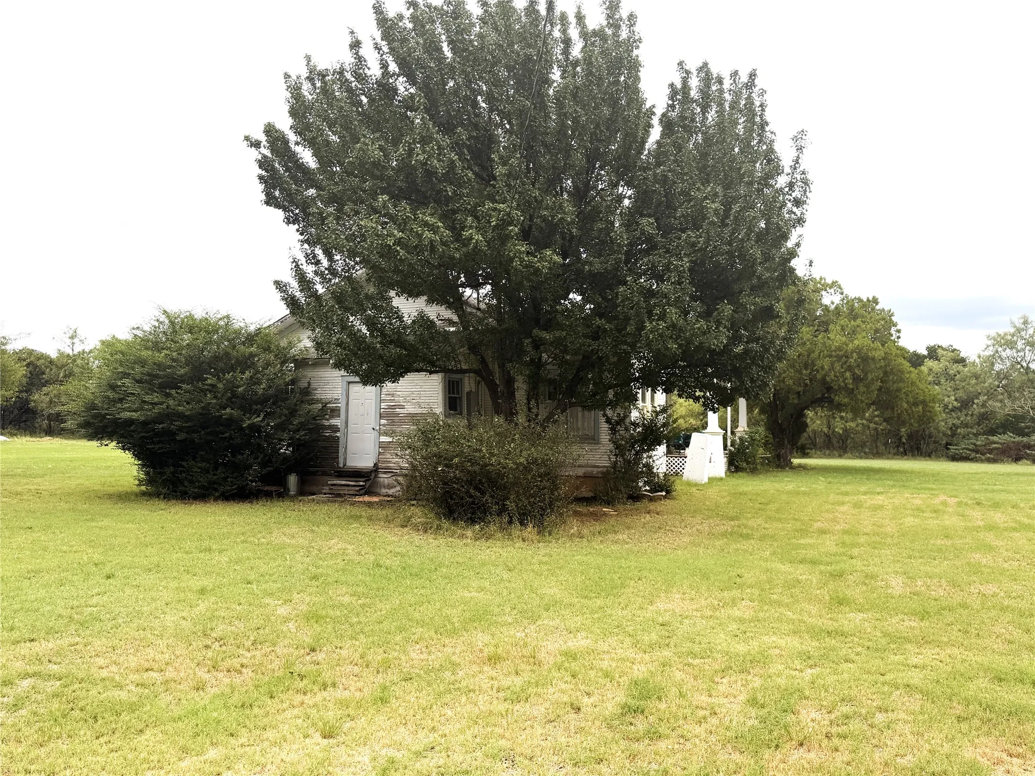 Single Family Residence For Sale in Eastland County , 709 W Saint Charles Street, Eastland, Texas 76448, 3 Bedroom, 1 Bathroom, Garage spaces, 1,628 Sqft, built in 1935, mls#21332485, Real Estate Agent in Eastland, Homes For Sale in Eastland county, Homes For Sale in Eastland, Realtor in Eastland Texas, Real Estate Brokerage Independent Realty Texas, Luminita Cordes Realtor