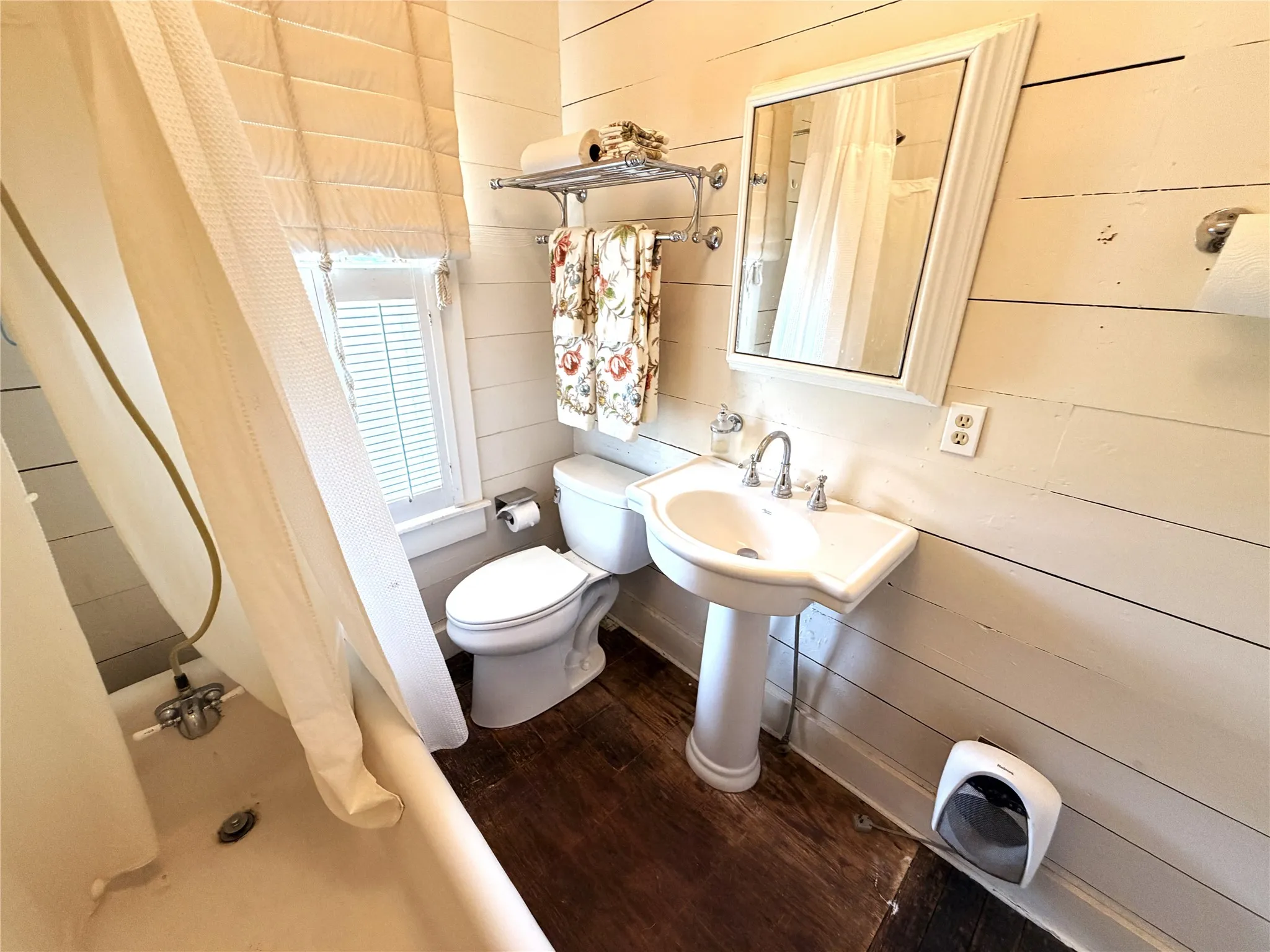 Single Family Residence For Sale in Eastland County , 709 W Saint Charles Street, Eastland, Texas 76448, 3 Bedroom, 1 Bathroom, Garage spaces, 1,628 Sqft, built in 1935, mls#21332485, Real Estate Agent in Eastland, Homes For Sale in Eastland county, Homes For Sale in Eastland, Realtor in Eastland Texas, Real Estate Brokerage Independent Realty Texas, Luminita Cordes Realtor