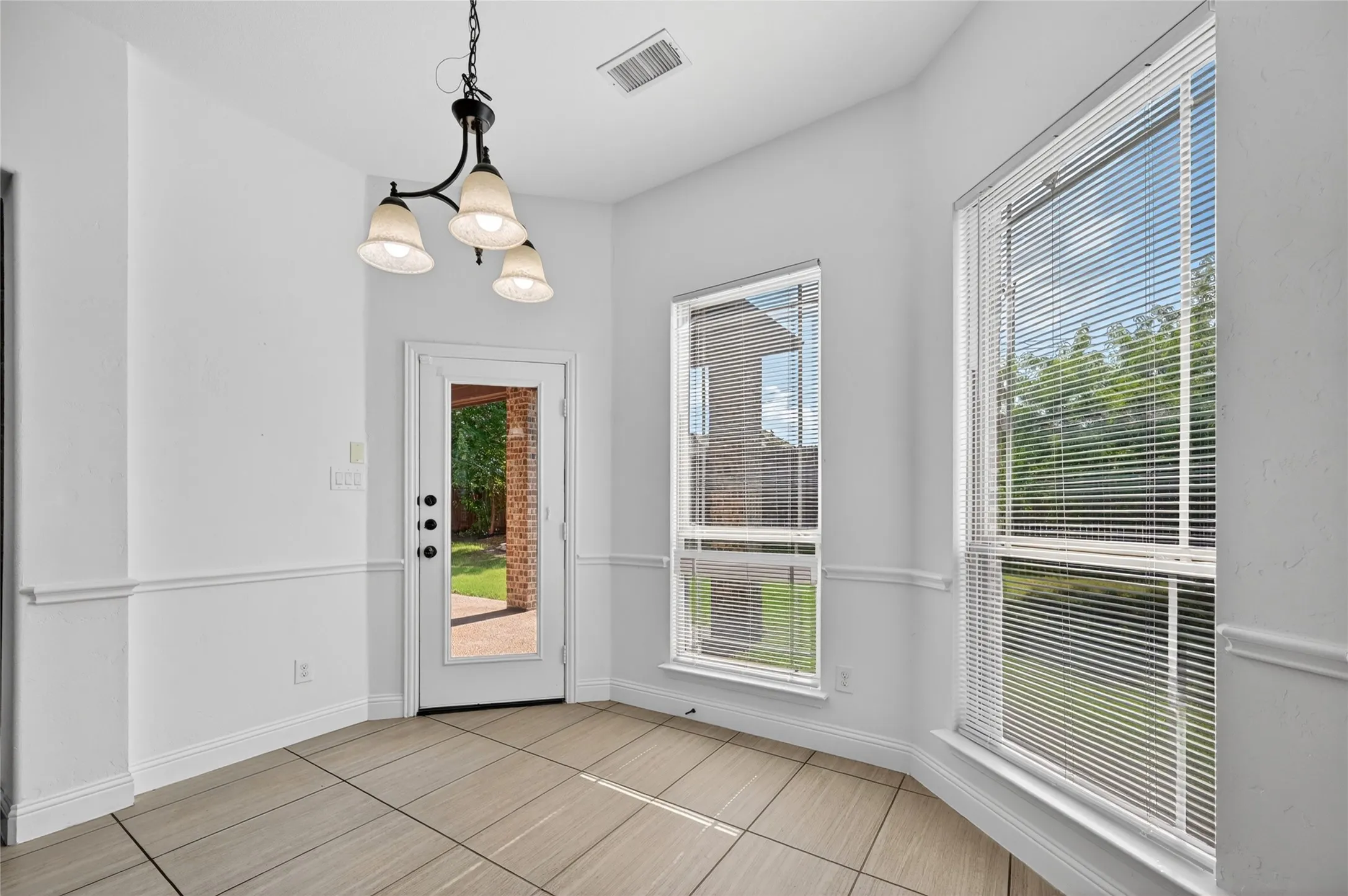 Single Family Residence For Sale in Denton County , 1009 Spinks Court, Flower Mound, Texas 75028, 5 Bedroom, 4 Bathroom, 3 Garage spaces, 4,465 Sqft, built in 2014, mls#21332546, Real Estate Agent in Flower Mound, Homes For Sale in Denton county, Homes For Sale in Flower Mound, Realtor in Flower Mound Texas, Real Estate Brokerage Independent Realty Texas, Luminita Cordes Realtor
