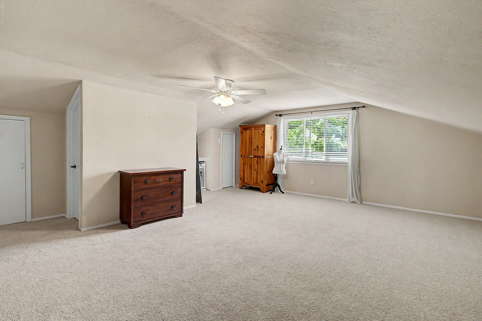 Single Family Residence For Sale in Dallas County , 9357 Creel Creek Drive, Dallas, Texas 75228, 4 Bedroom, 5 Bathroom, 2 Garage spaces, 3,276 Sqft, built in 1965, mls#21317621, Real Estate Agent in Dallas, Homes For Sale in Dallas county, Homes For Sale in Dallas, Realtor in Dallas Texas, Real Estate Brokerage Independent Realty Texas, Luminita Cordes Realtor