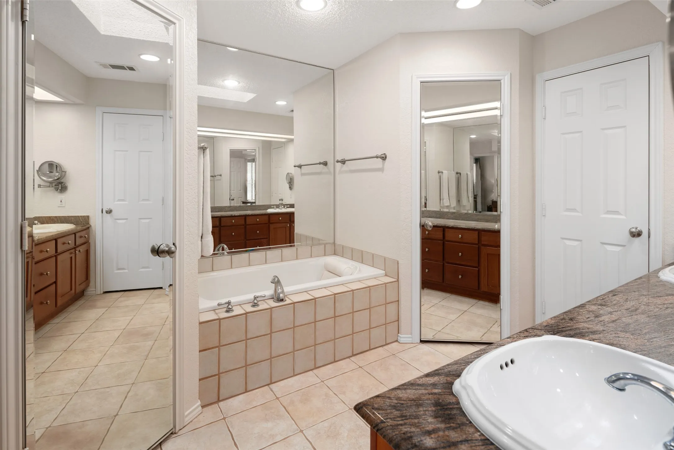 Single Family Residence For Sale in Denton County , 3708 Galloway Lane, Carrollton, Texas 75007, 3 Bedroom, 2 Bathroom, 2 Garage spaces, 1,853 Sqft, built in 1983, mls#21330139, Real Estate Agent in Carrollton, Homes For Sale in Denton county, Homes For Sale in Carrollton, Realtor in Carrollton Texas, Real Estate Brokerage Independent Realty Texas, Luminita Cordes Realtor