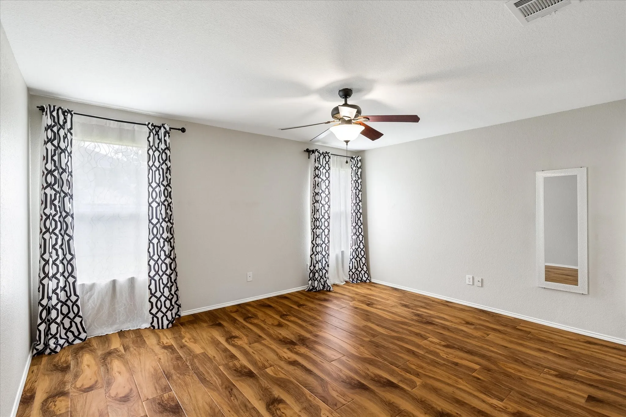 Single Family Residence For Rent in Tarrant County , 5720 Mountain Stream Trail, Fort Worth, Texas 76244, 3 Bedroom, 2 Bathroom, 2 Garage spaces, 1,938 Sqft, built in 2007, mls#21332489, Real Estate Agent in Fort Worth, Homes For Rent in Tarrant county, Homes For Rent in Fort Worth, Realtor in Fort Worth Texas, Real Estate Brokerage Independent Realty Texas, Luminita Cordes Realtor