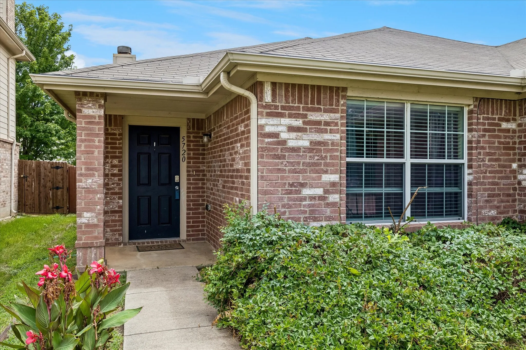 Single Family Residence For Rent in Tarrant County , 5720 Mountain Stream Trail, Fort Worth, Texas 76244, 3 Bedroom, 2 Bathroom, 2 Garage spaces, 1,938 Sqft, built in 2007, mls#21332489, Real Estate Agent in Fort Worth, Homes For Rent in Tarrant county, Homes For Rent in Fort Worth, Realtor in Fort Worth Texas, Real Estate Brokerage Independent Realty Texas, Luminita Cordes Realtor